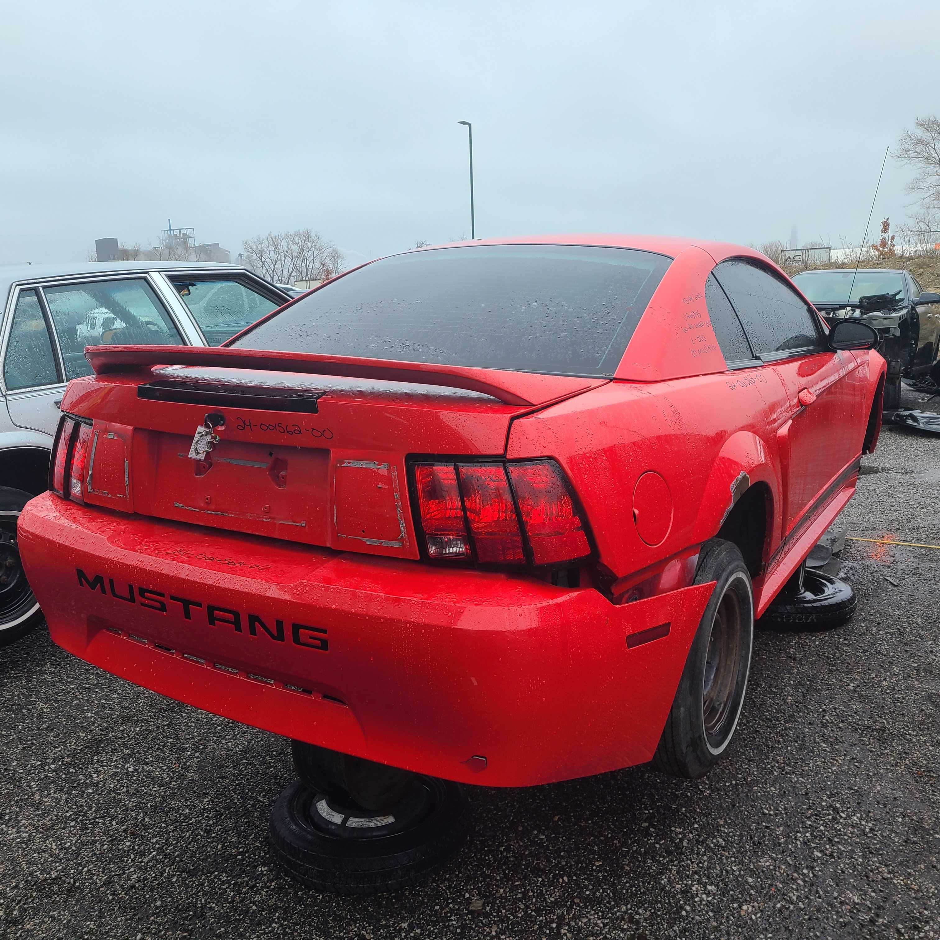 FORD MUSTANG 2000