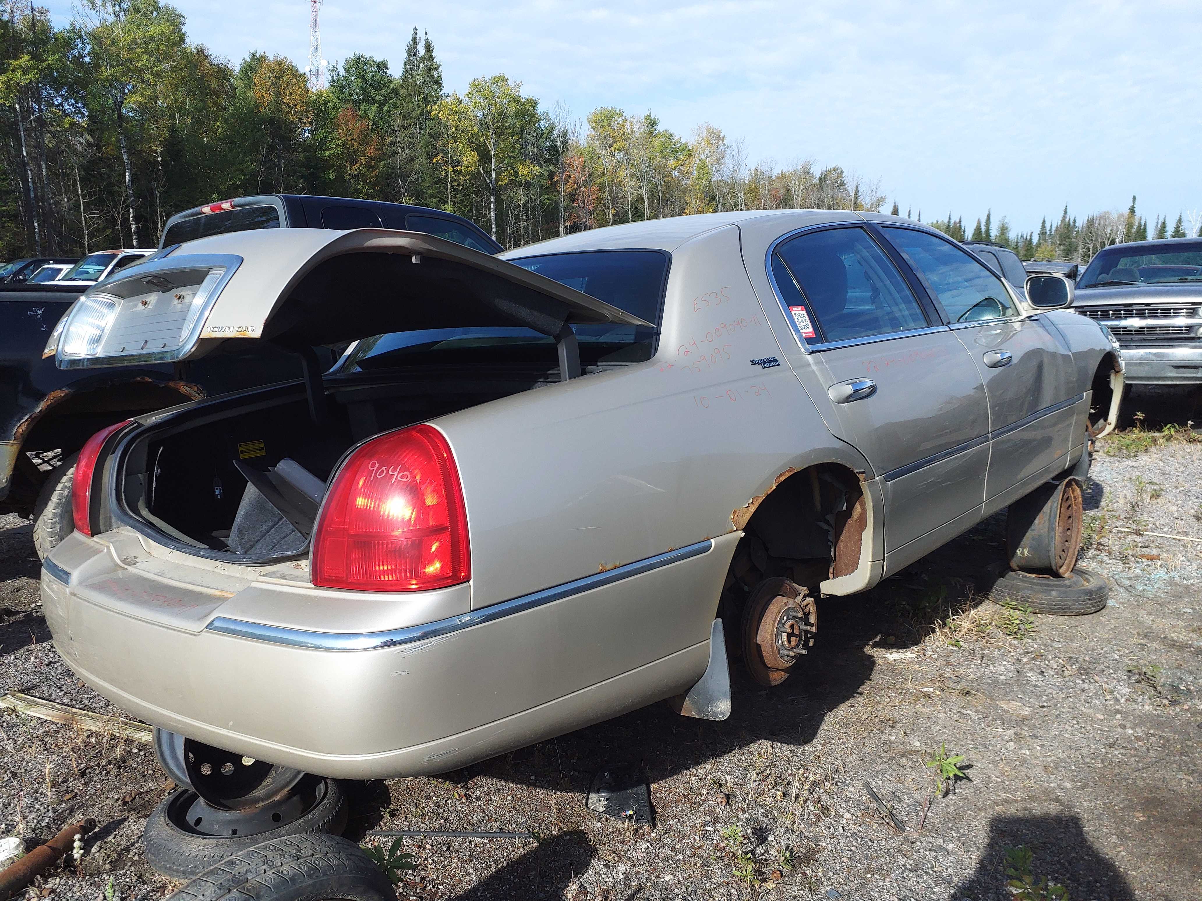 LINCOLN TOWN CAR 2011
