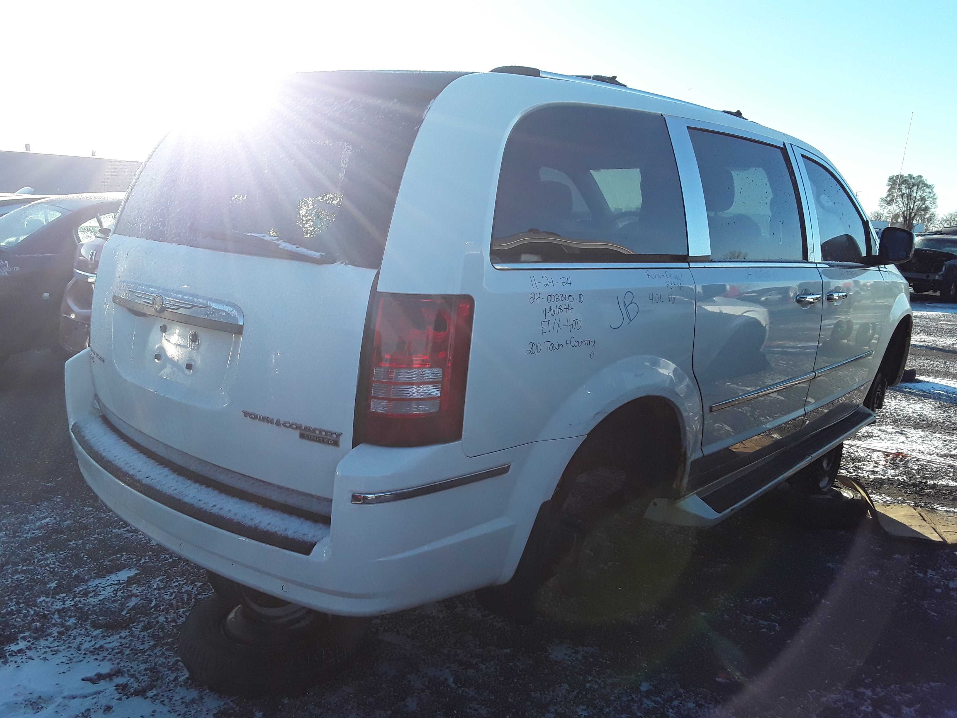 CHRYSLER TOWN &amp; COUNTRY 2010