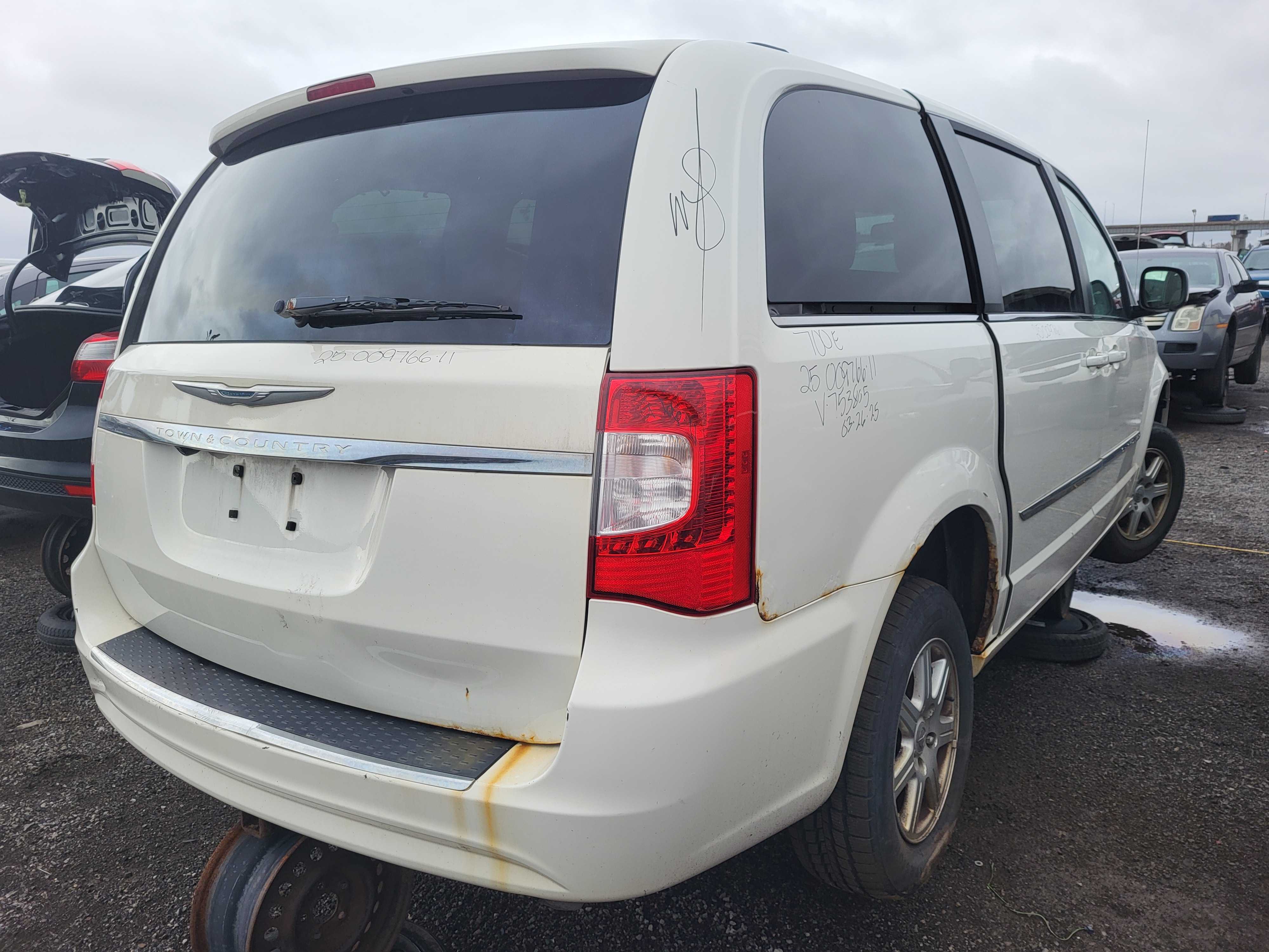 CHRYSLER TOWN &amp; COUNTRY 2011