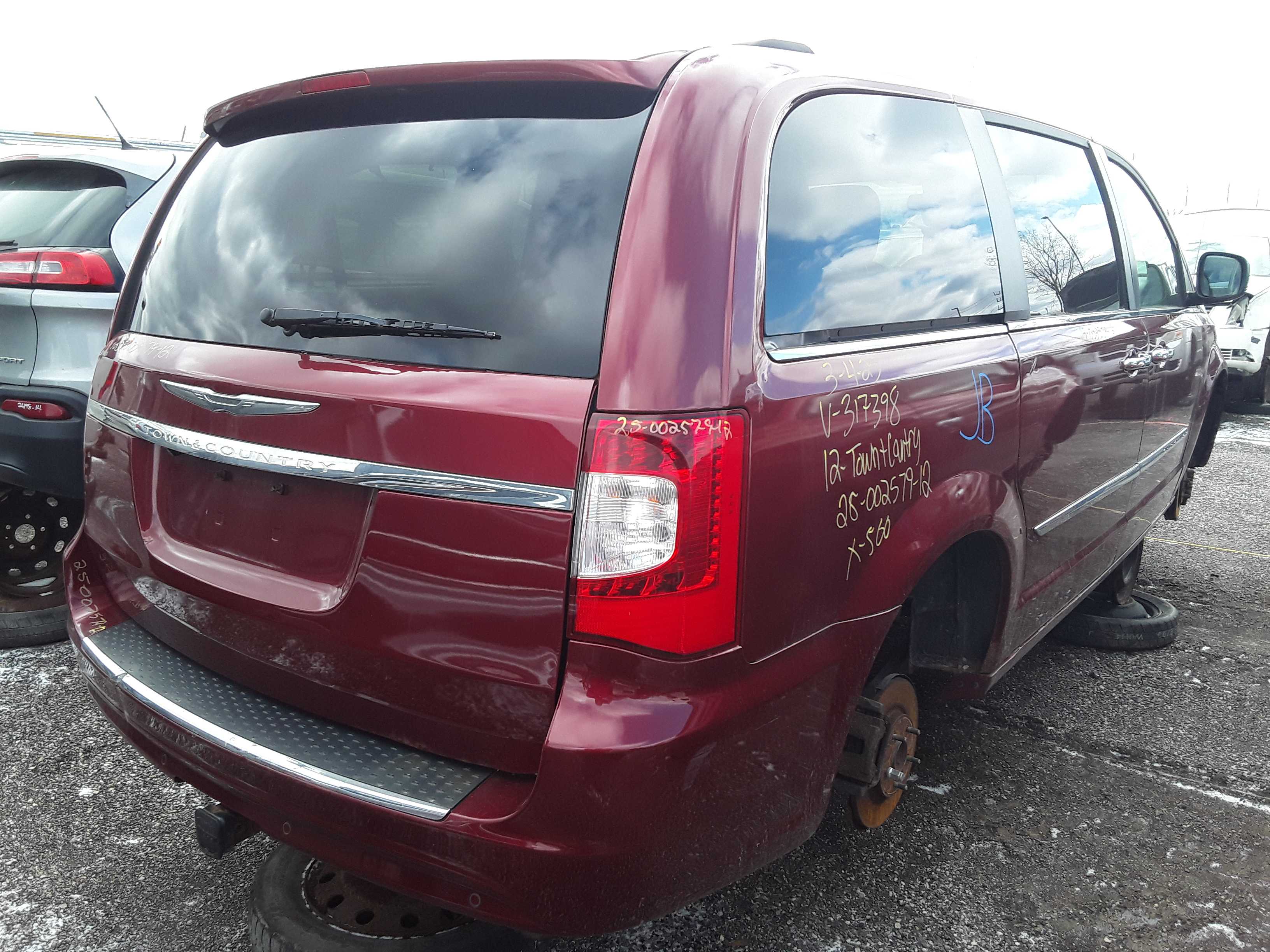 CHRYSLER TOWN &amp; COUNTRY 2012
