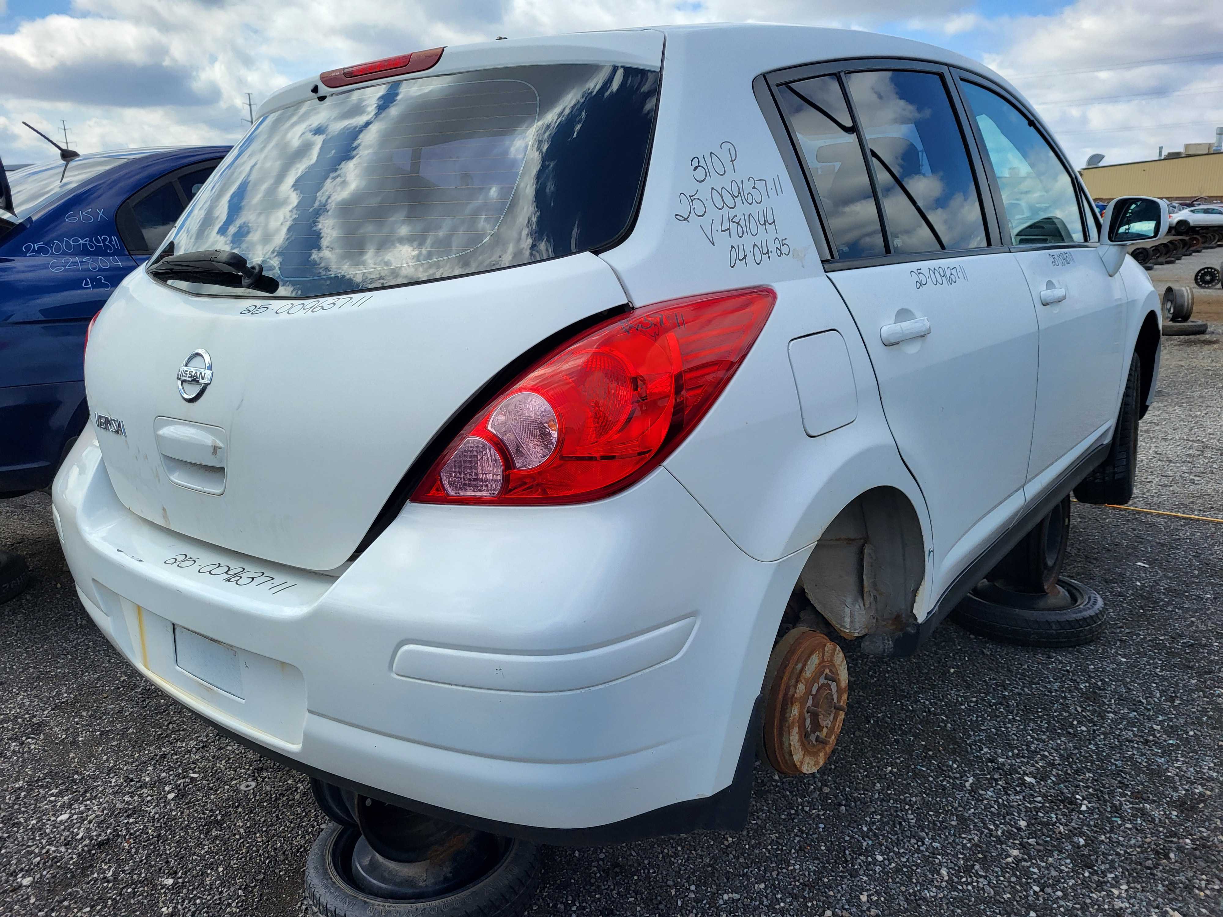 NISSAN VERSA 2011