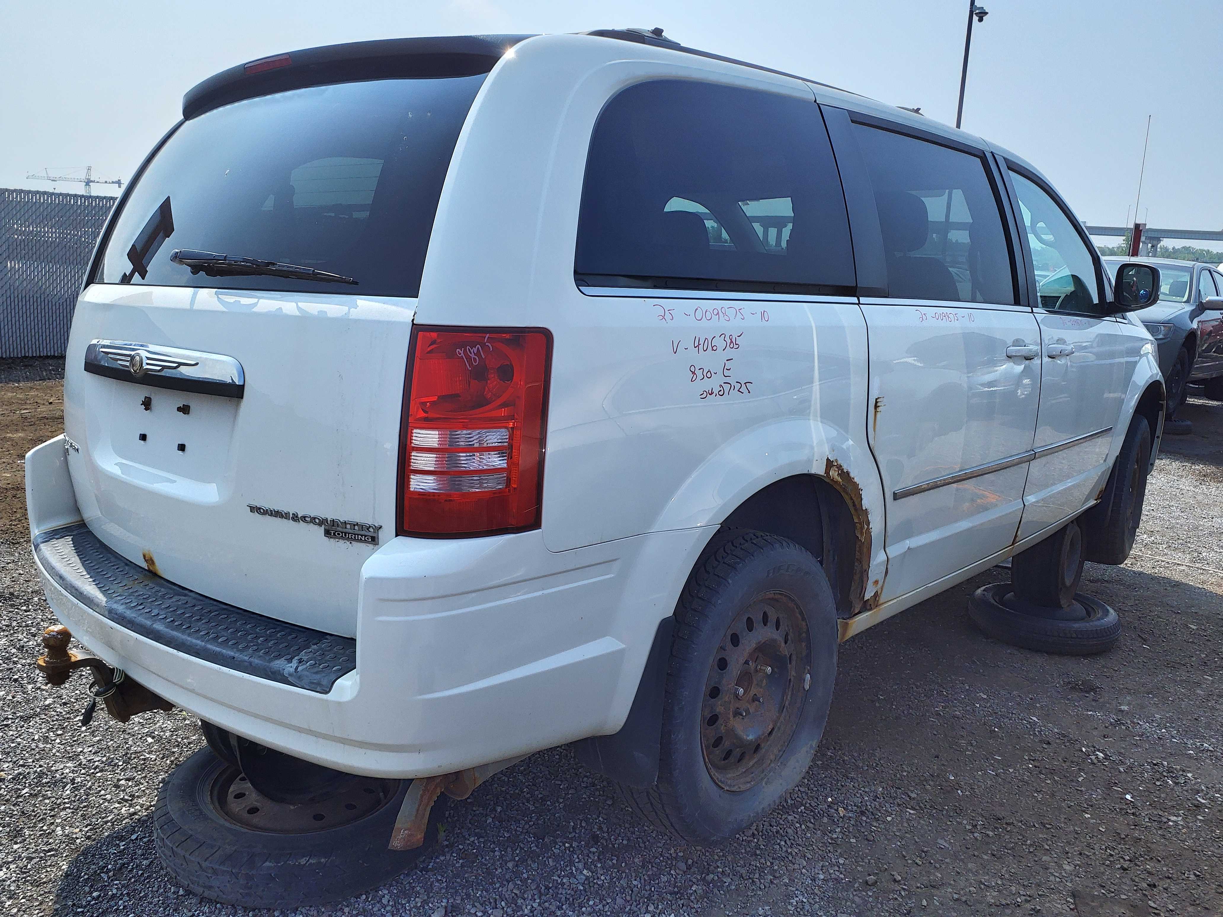CHRYSLER TOWN &amp; COUNTRY 2010