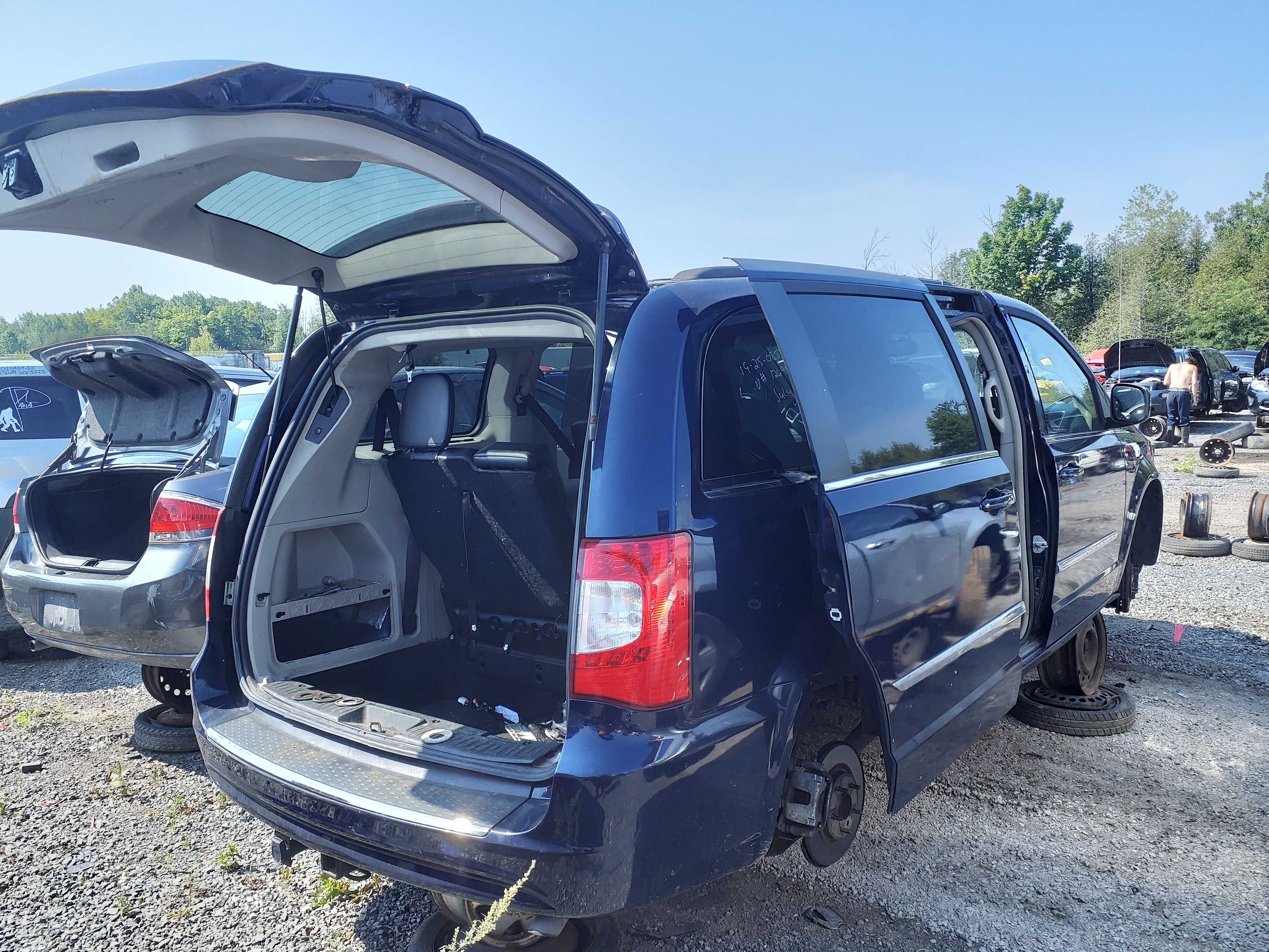 CHRYSLER TOWN &amp; COUNTRY 2016