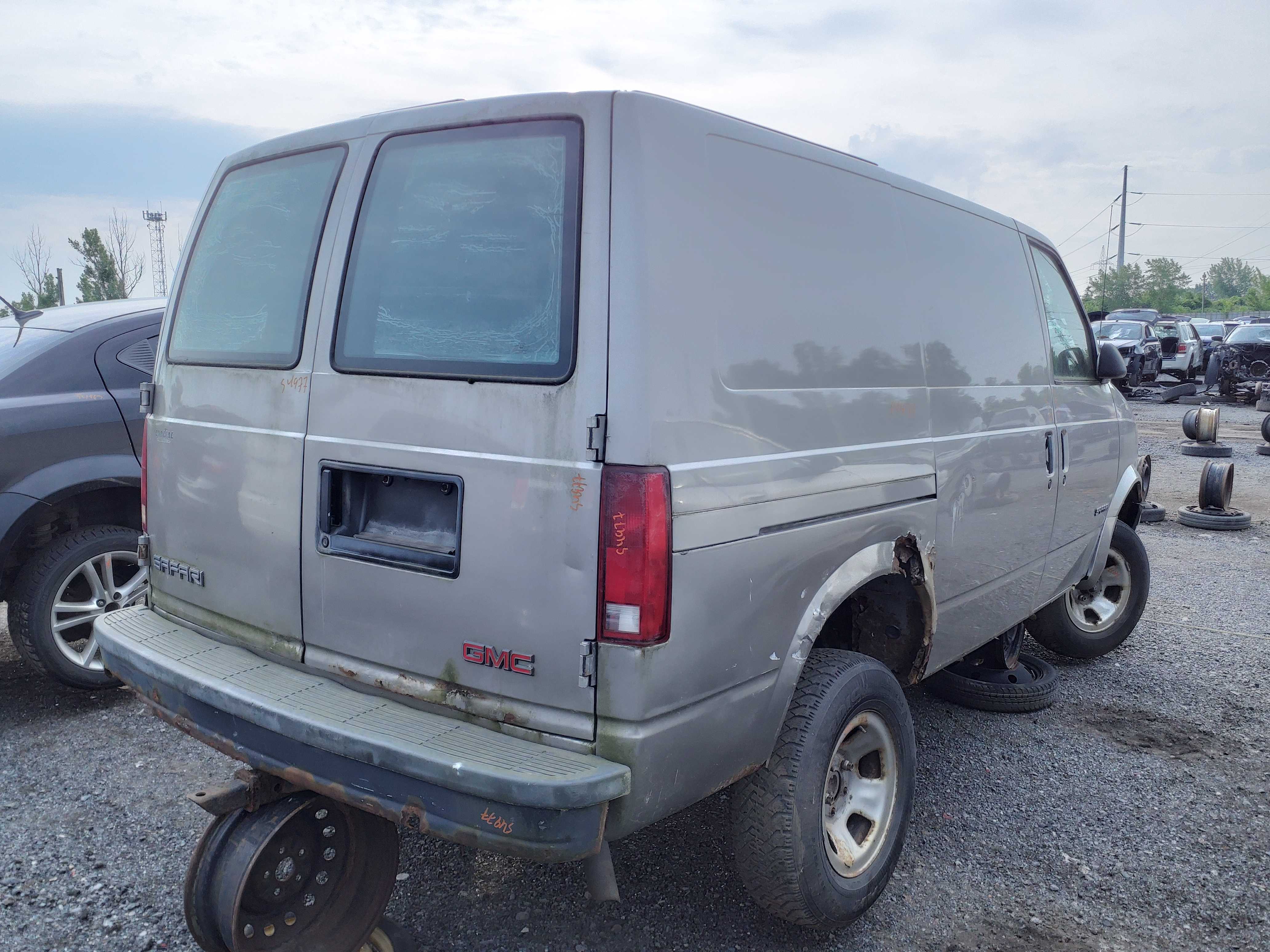 GMC SAFARI 2002