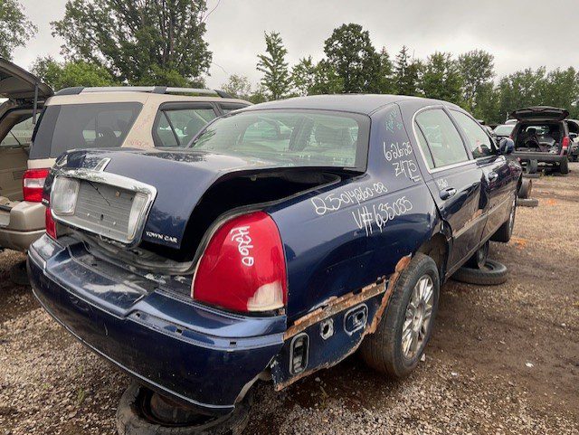 LINCOLN TOWN CAR 2008