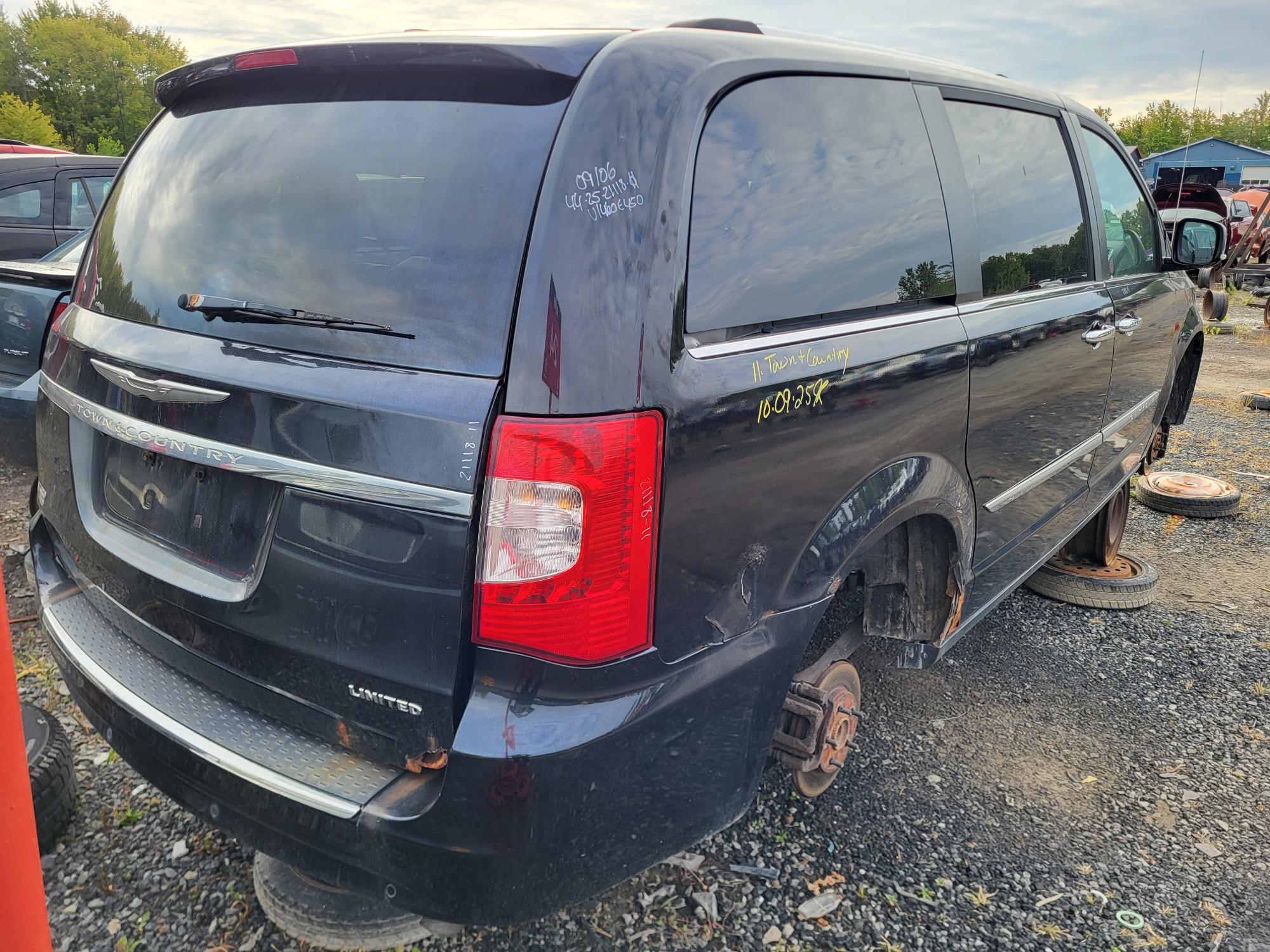 CHRYSLER TOWN &amp; COUNTRY 2011