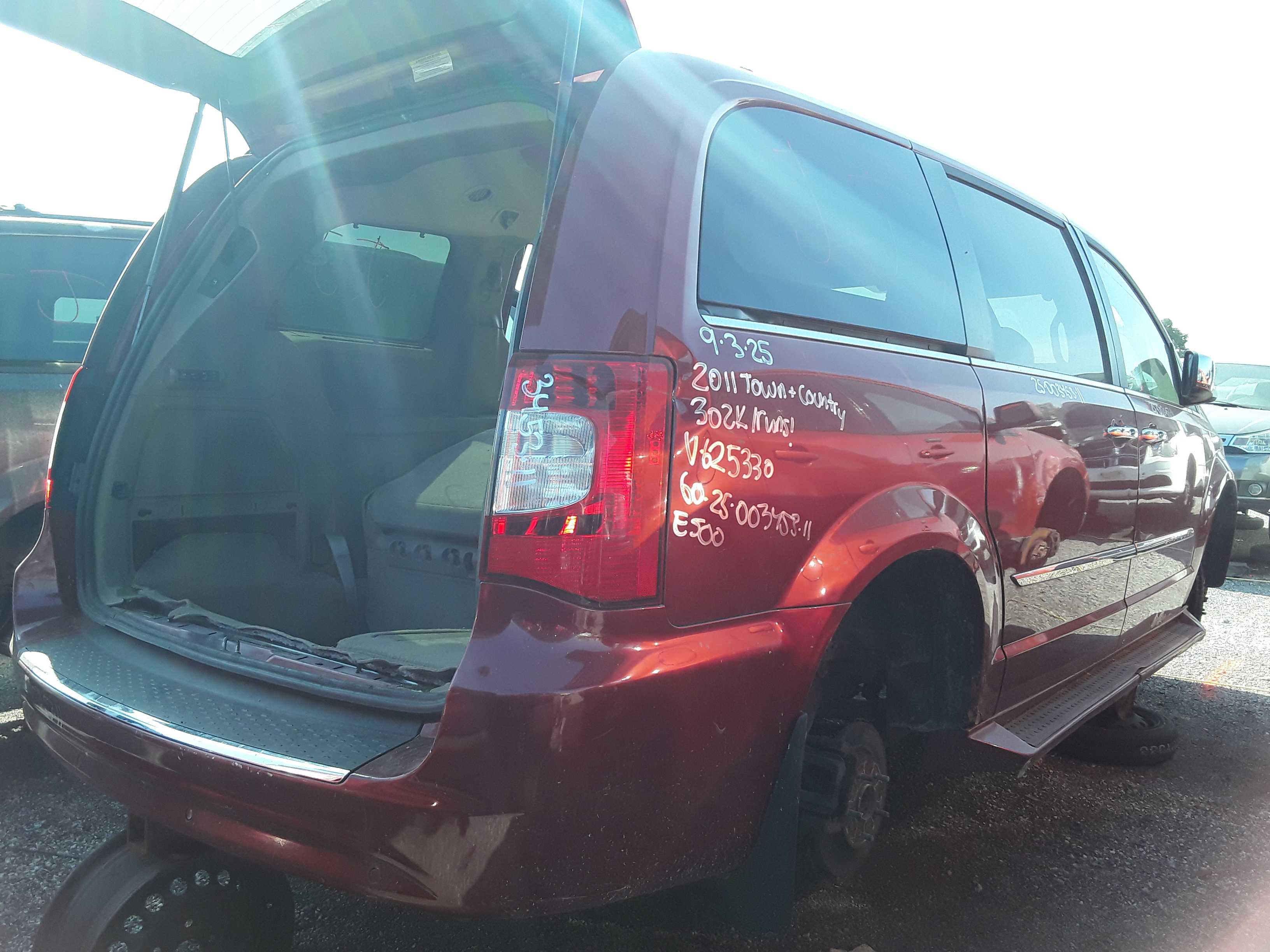 CHRYSLER TOWN &amp; COUNTRY 2011