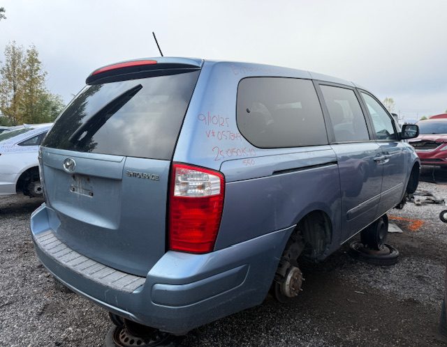 HYUNDAI ENTOURAGE 2010