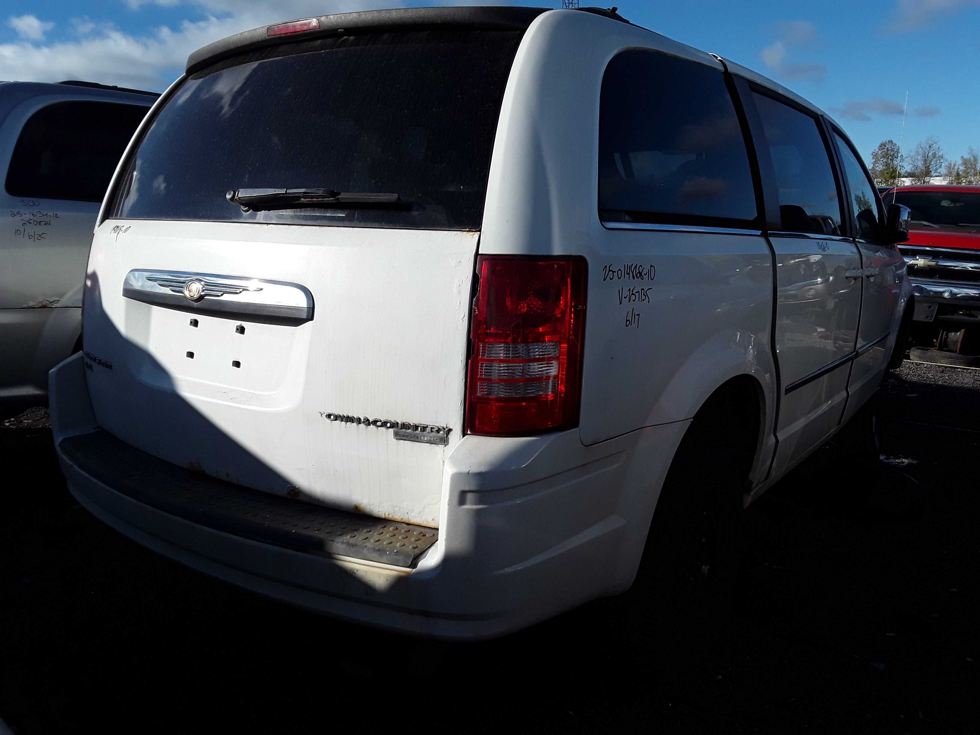 CHRYSLER TOWN &amp; COUNTRY 2010