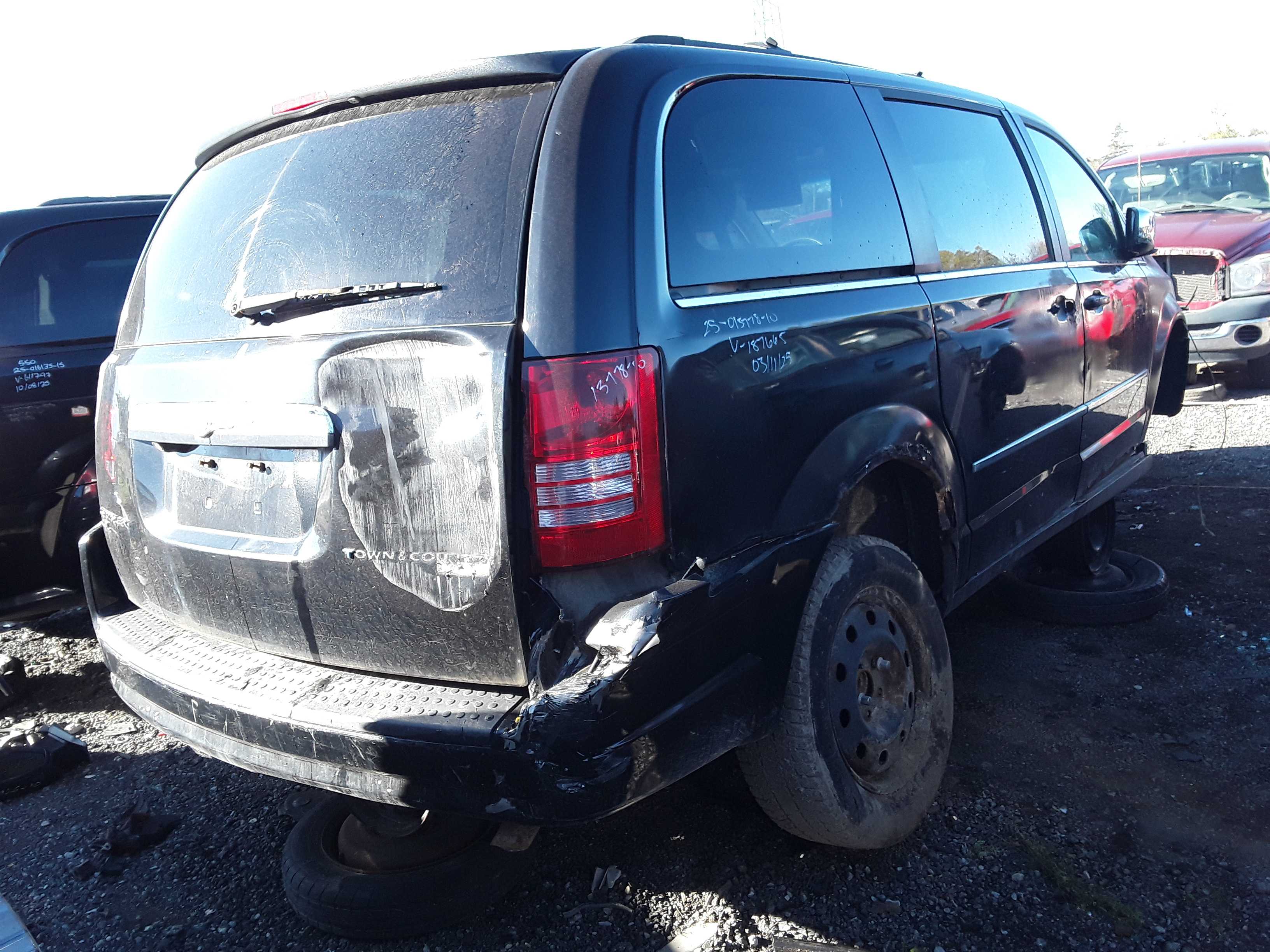 CHRYSLER TOWN &amp; COUNTRY 2010