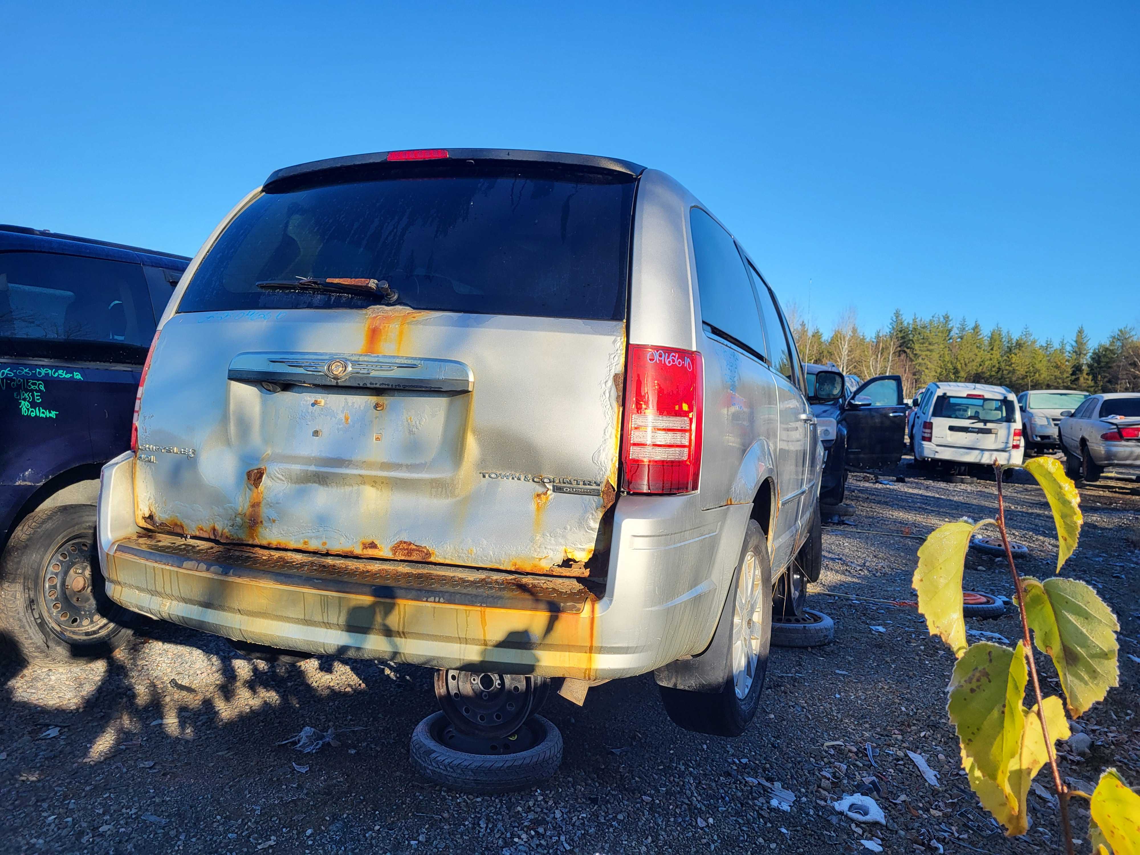 CHRYSLER TOWN &amp; COUNTRY 2010