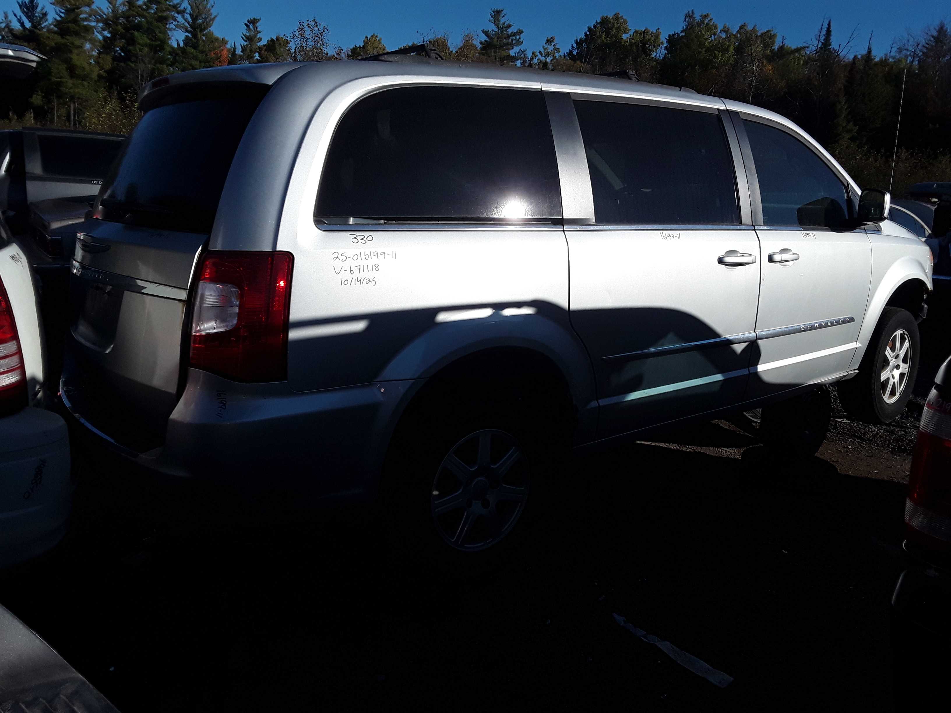 CHRYSLER TOWN &amp; COUNTRY 2011