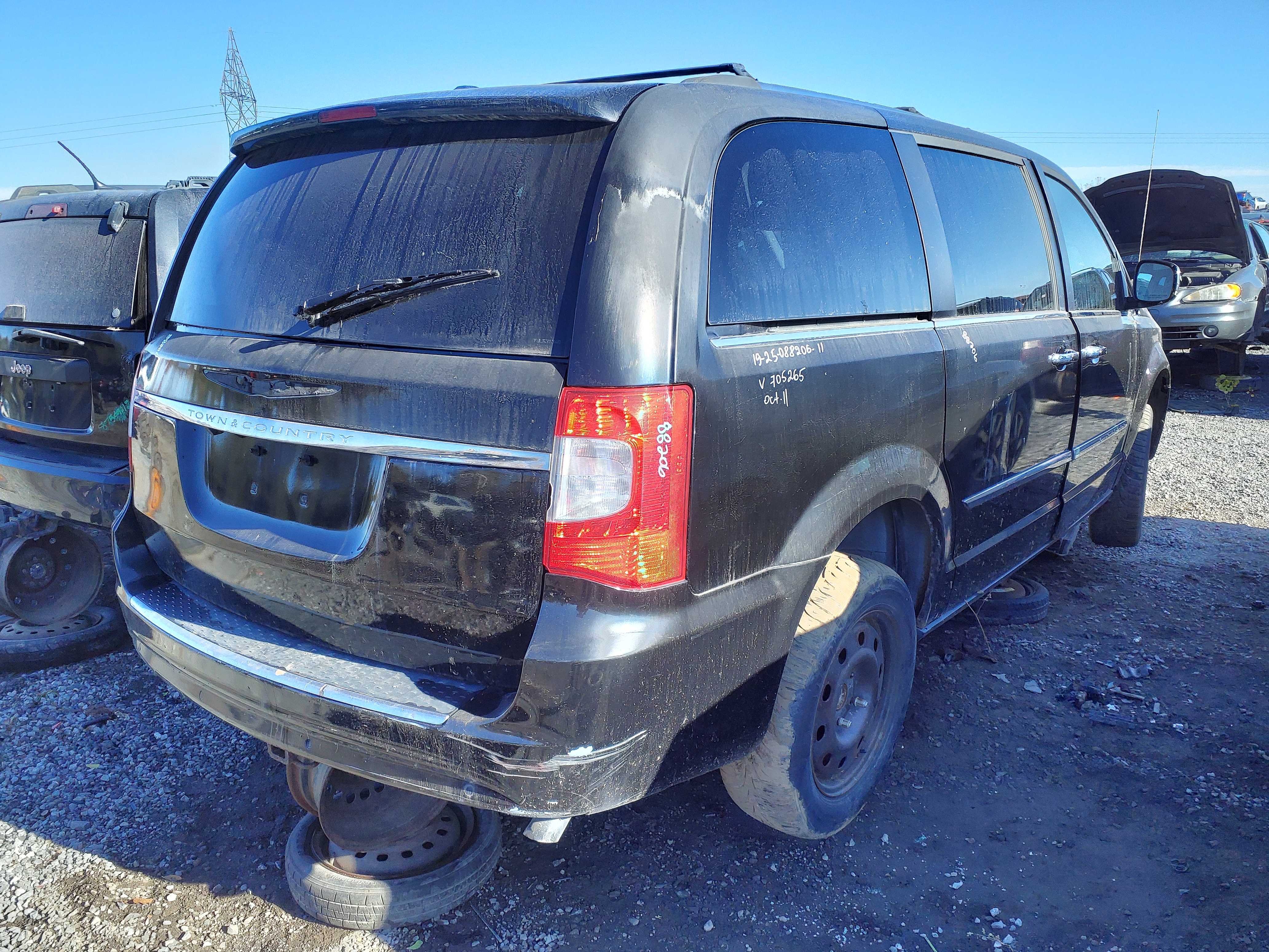 CHRYSLER TOWN & COUNTRY 2011