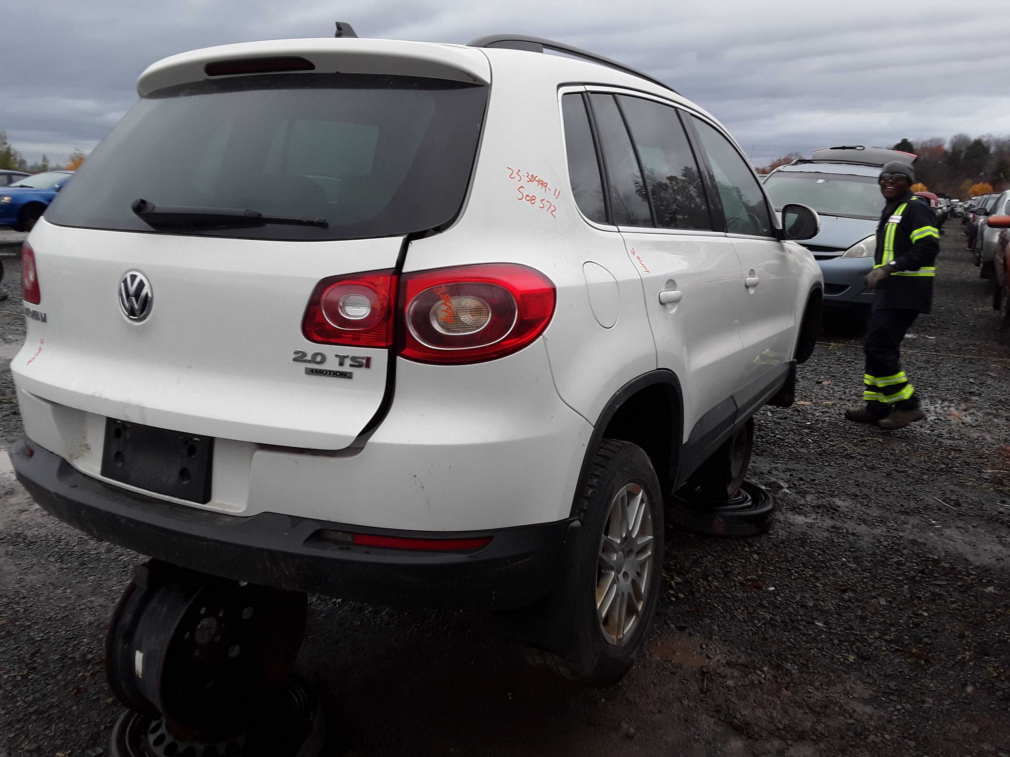 VOLKSWAGEN TIGUAN 2011