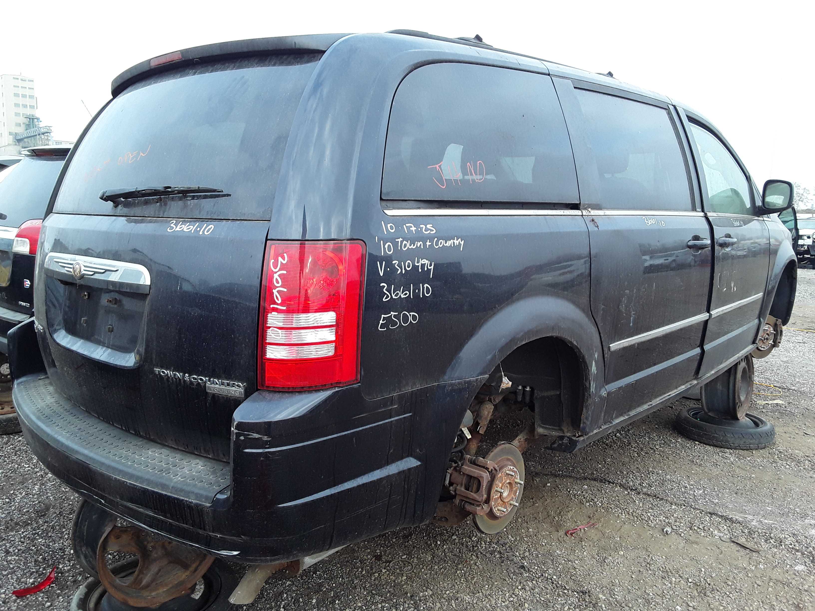 CHRYSLER TOWN &amp; COUNTRY 2010
