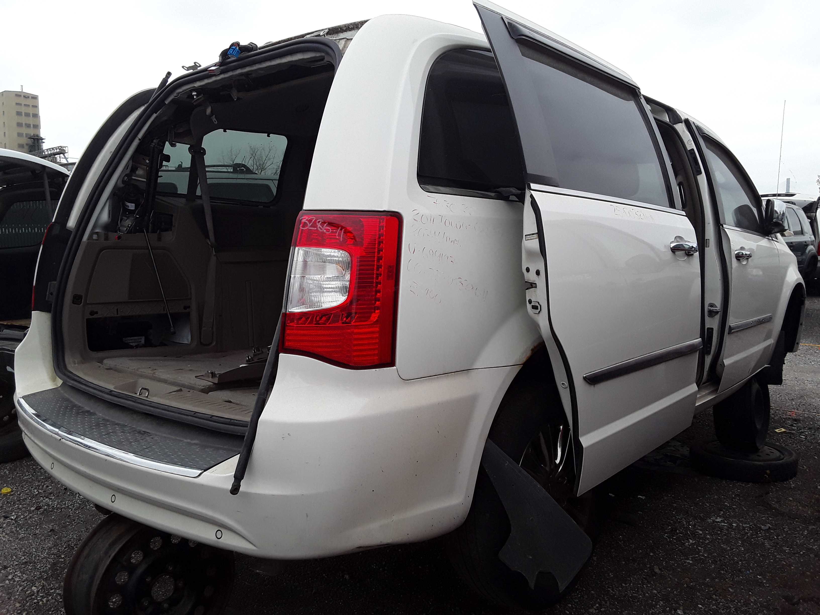 CHRYSLER TOWN &amp; COUNTRY 2011