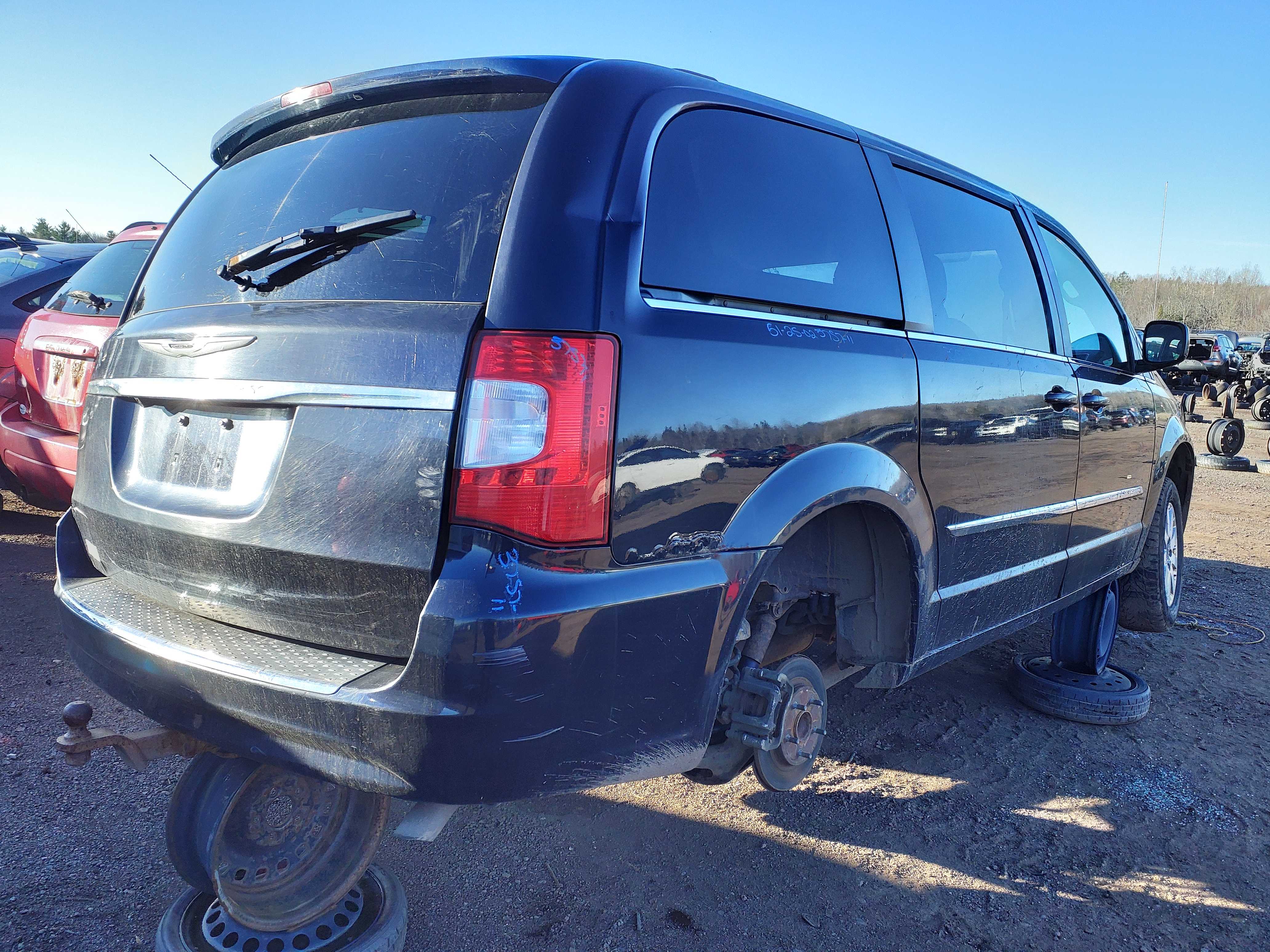 CHRYSLER TOWN & COUNTRY 2011