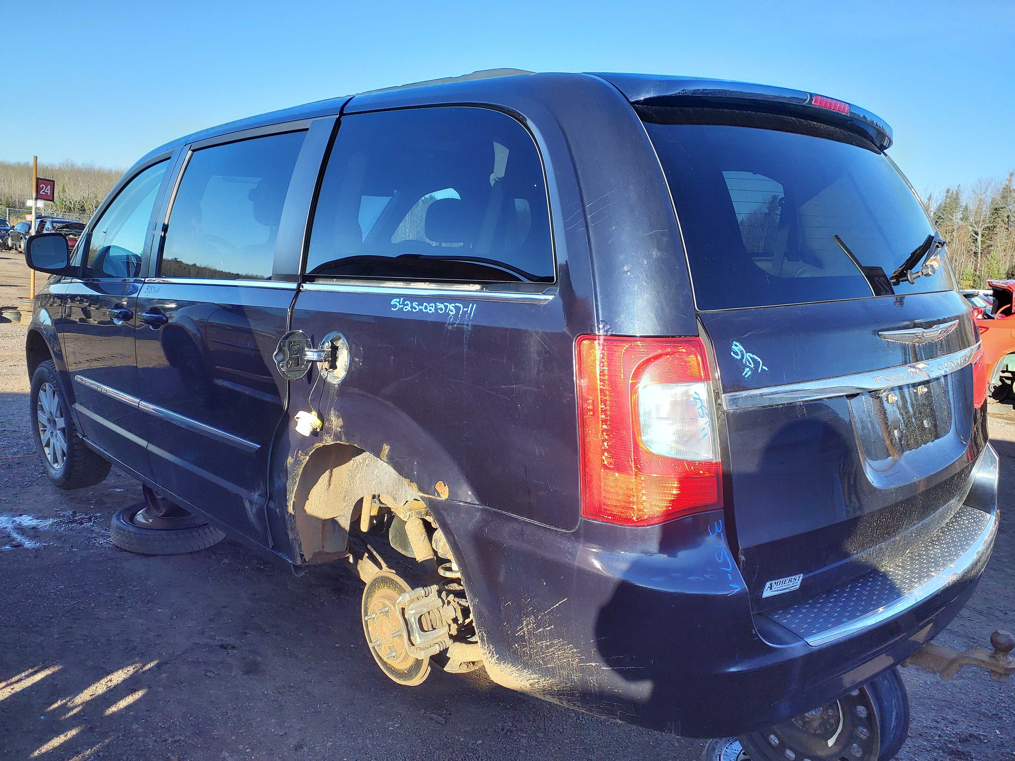 CHRYSLER TOWN & COUNTRY 2011