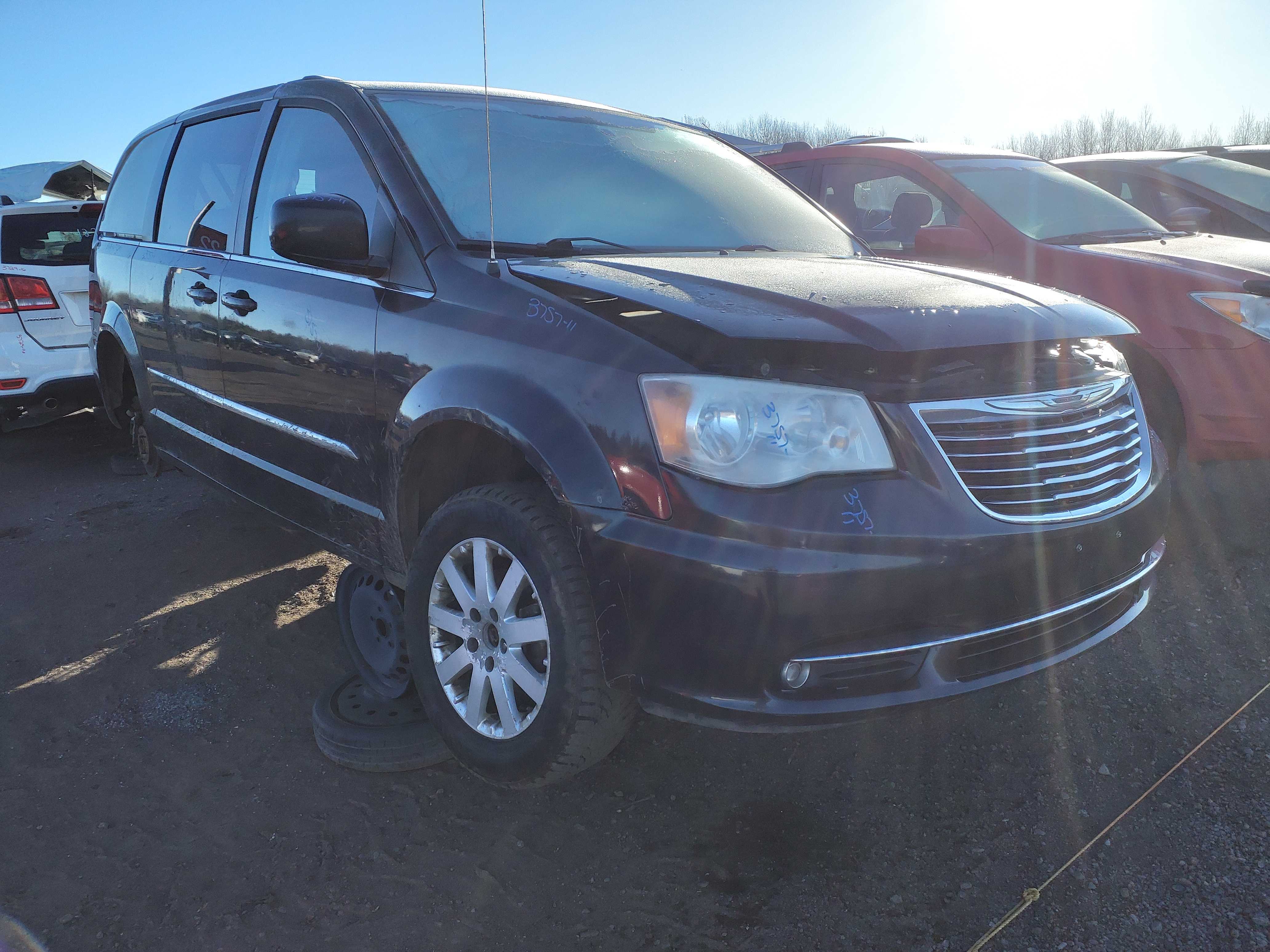 CHRYSLER TOWN & COUNTRY 2011
