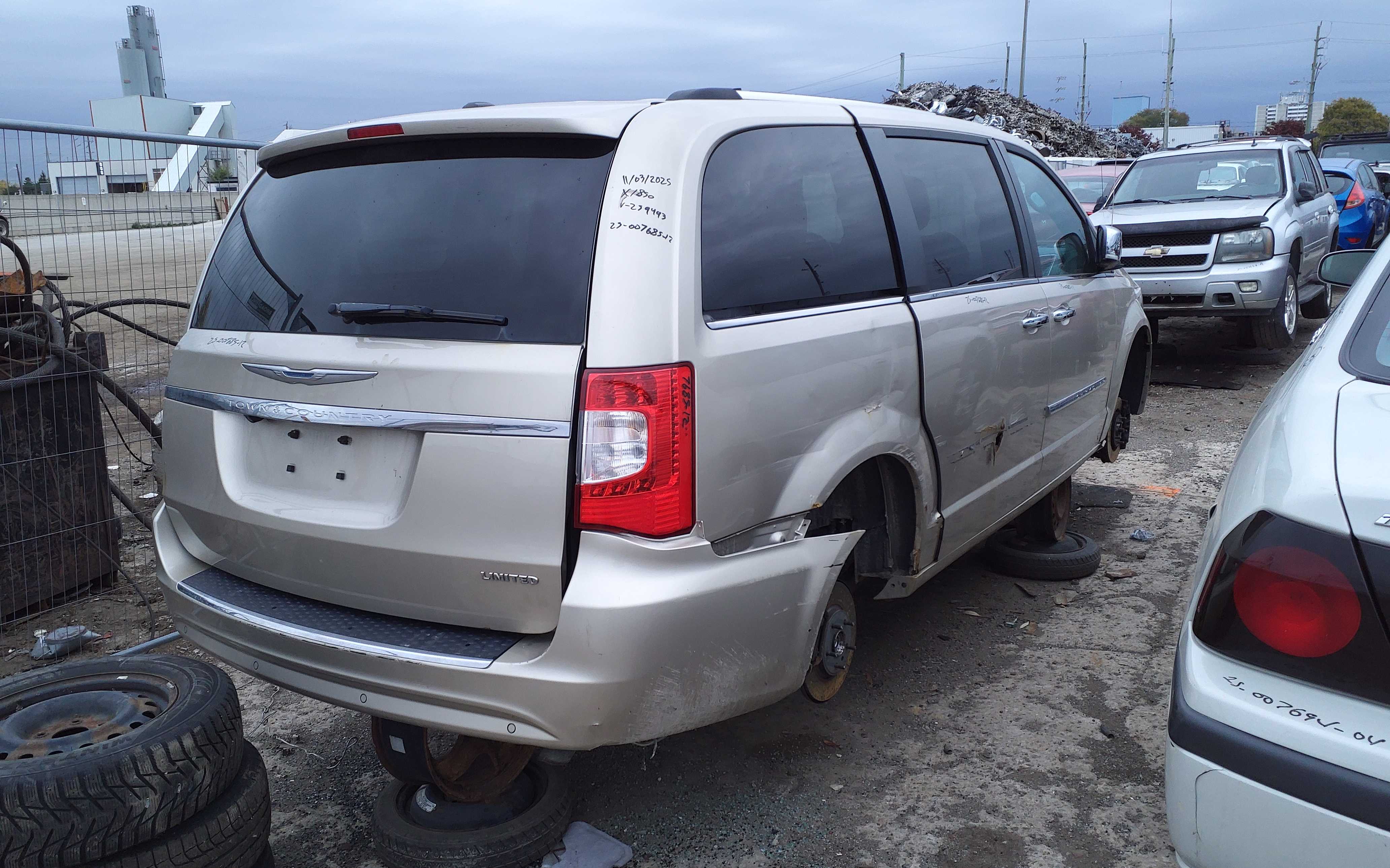 CHRYSLER TOWN & COUNTRY 2012