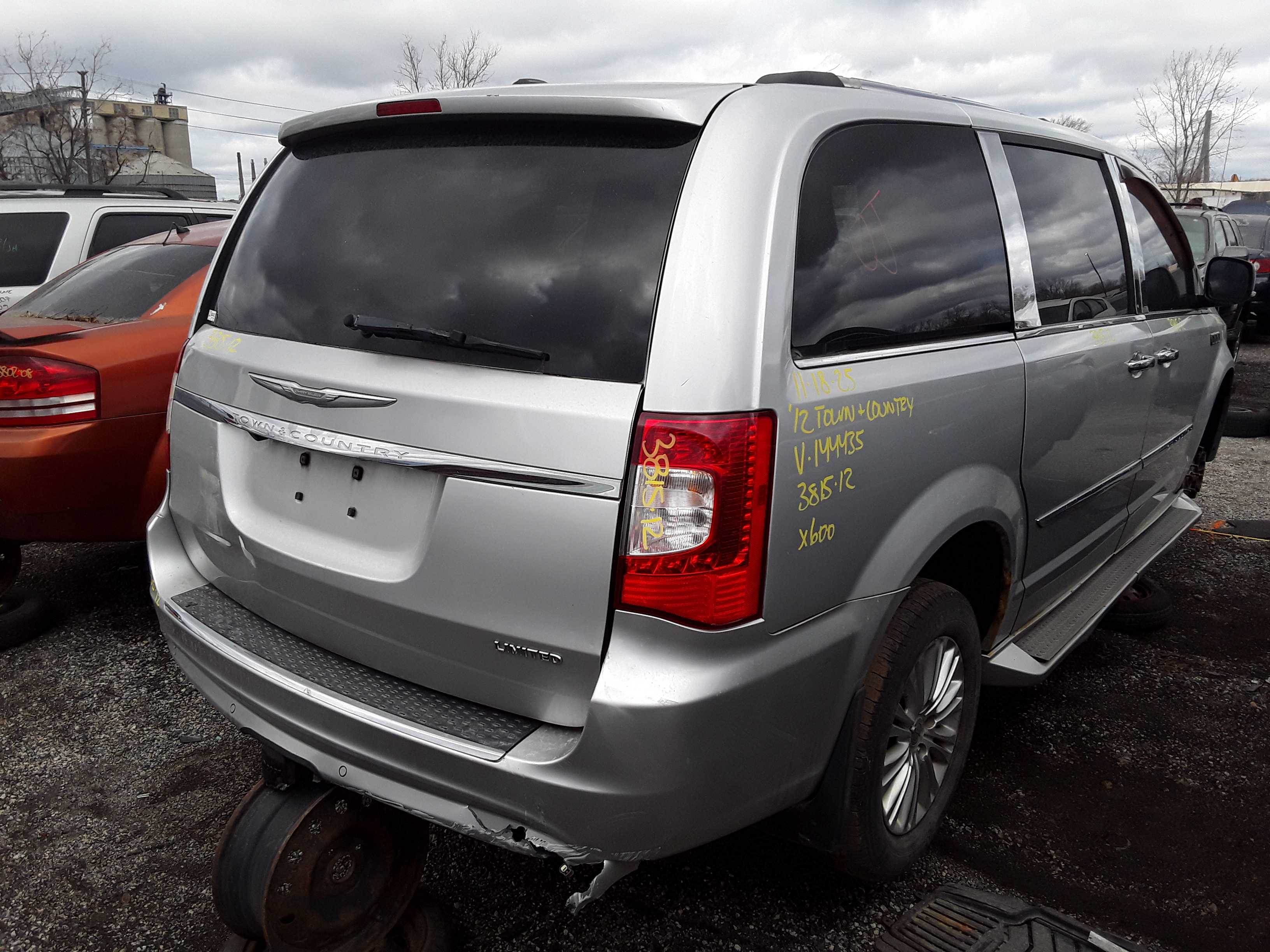 CHRYSLER TOWN &amp; COUNTRY 2012