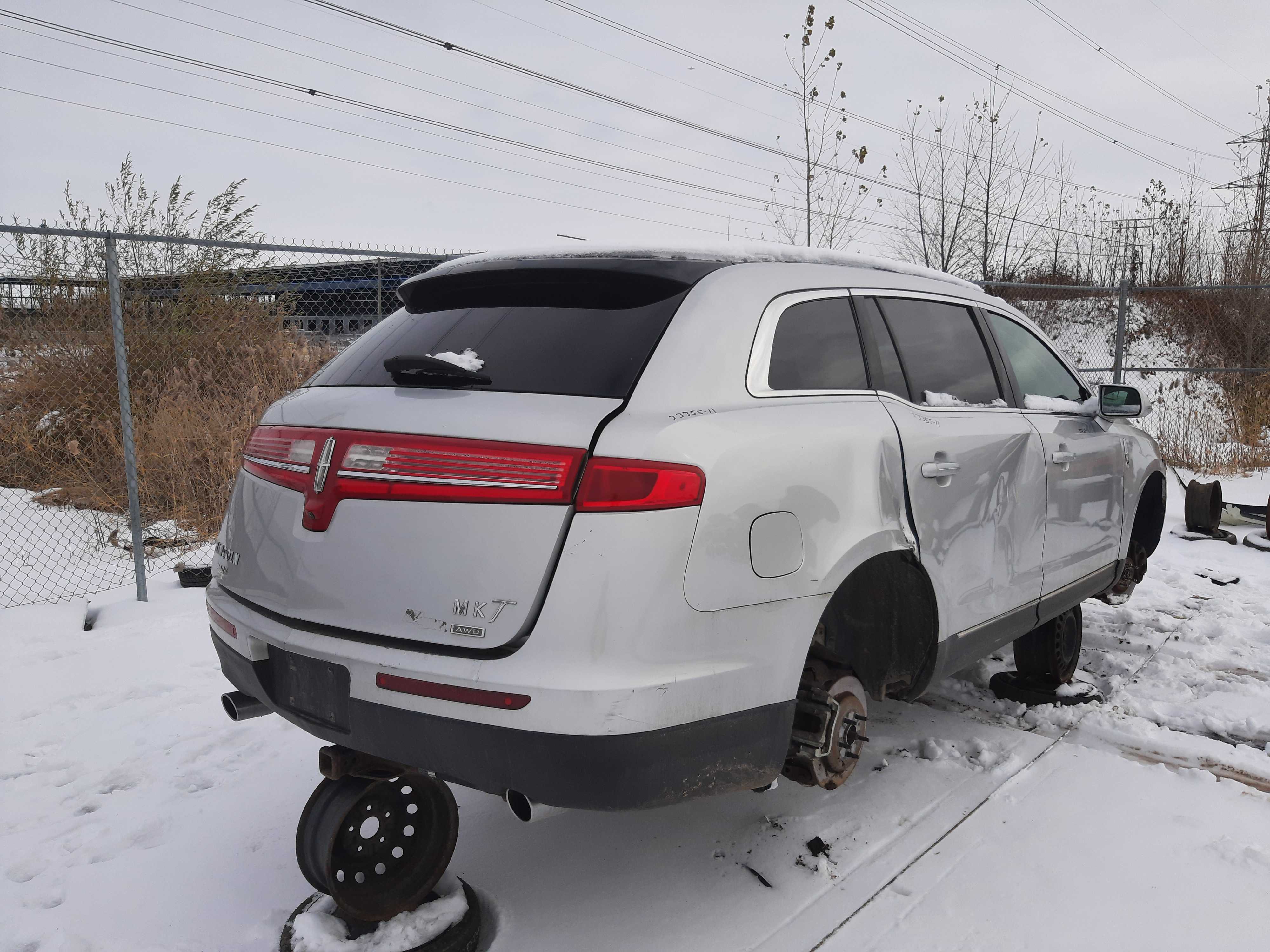 LINCOLN MKT 2011