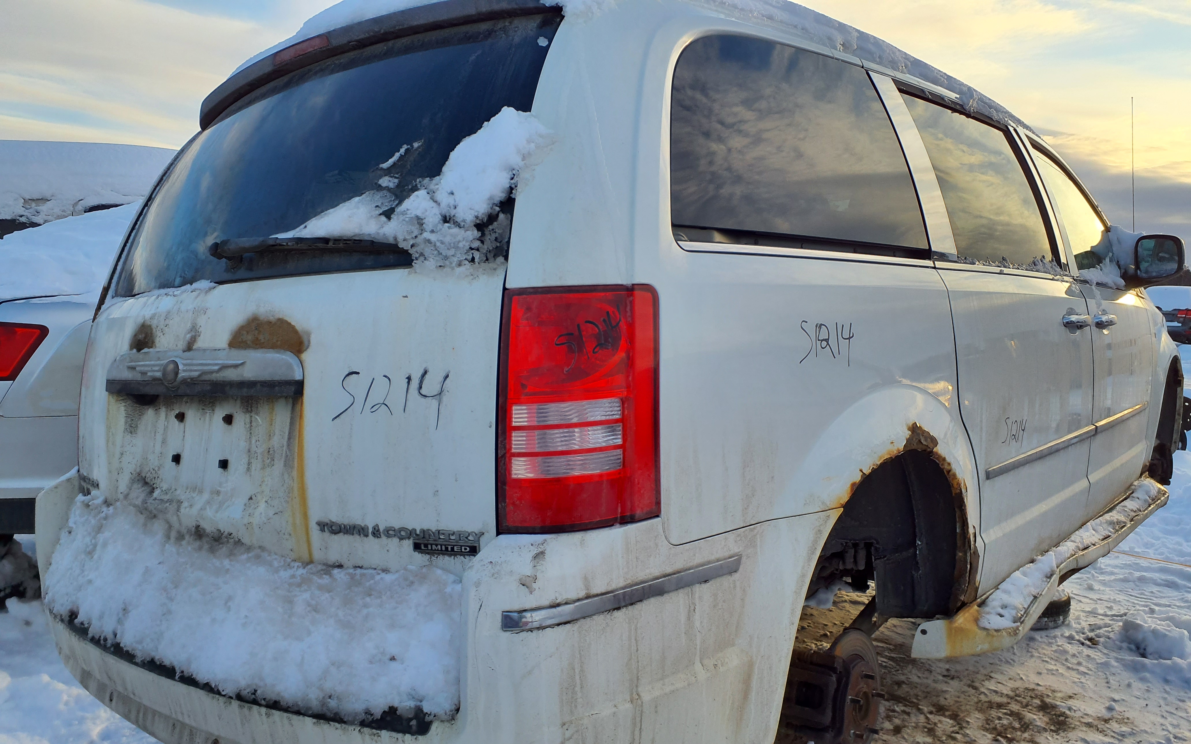 CHRYSLER TOWN & COUNTRY 2010