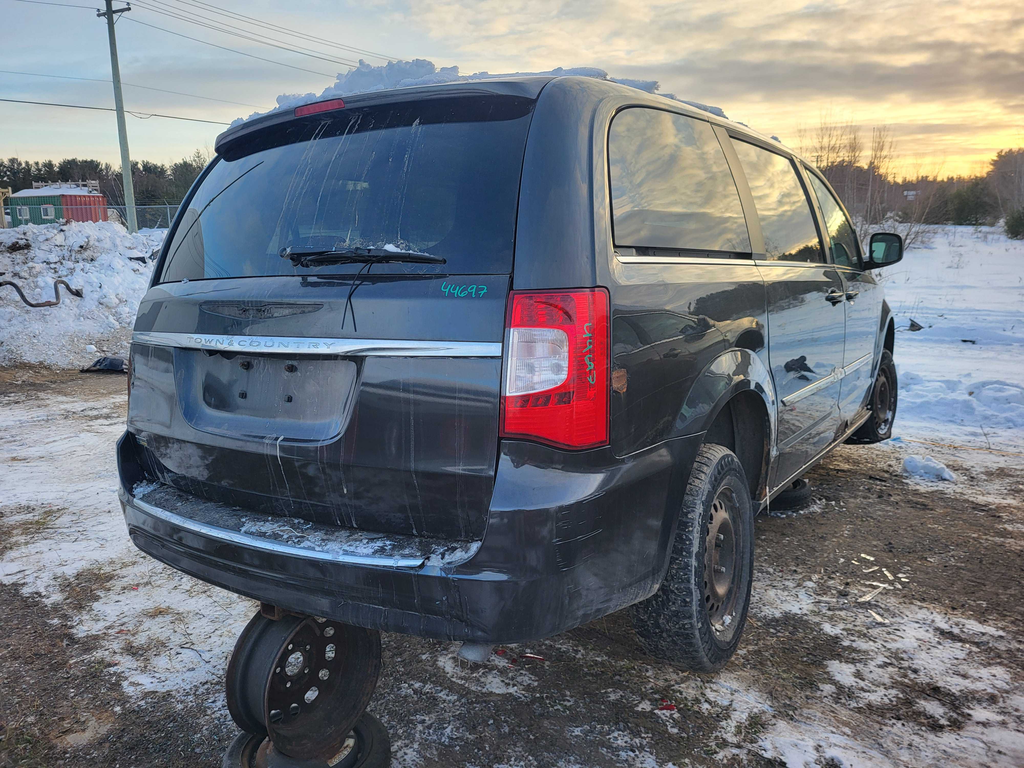 CHRYSLER TOWN & COUNTRY 2011