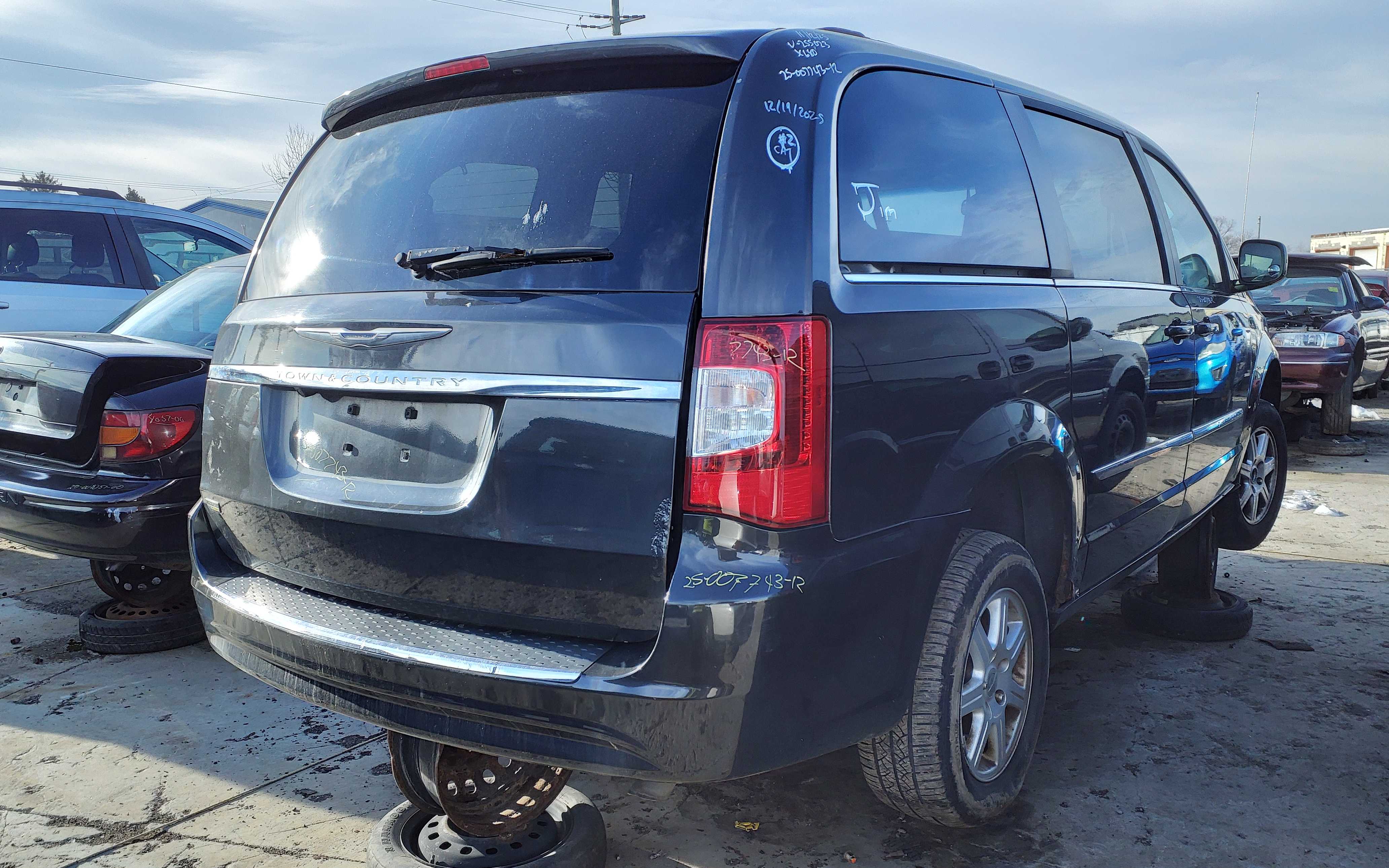 CHRYSLER TOWN &amp; COUNTRY 2012