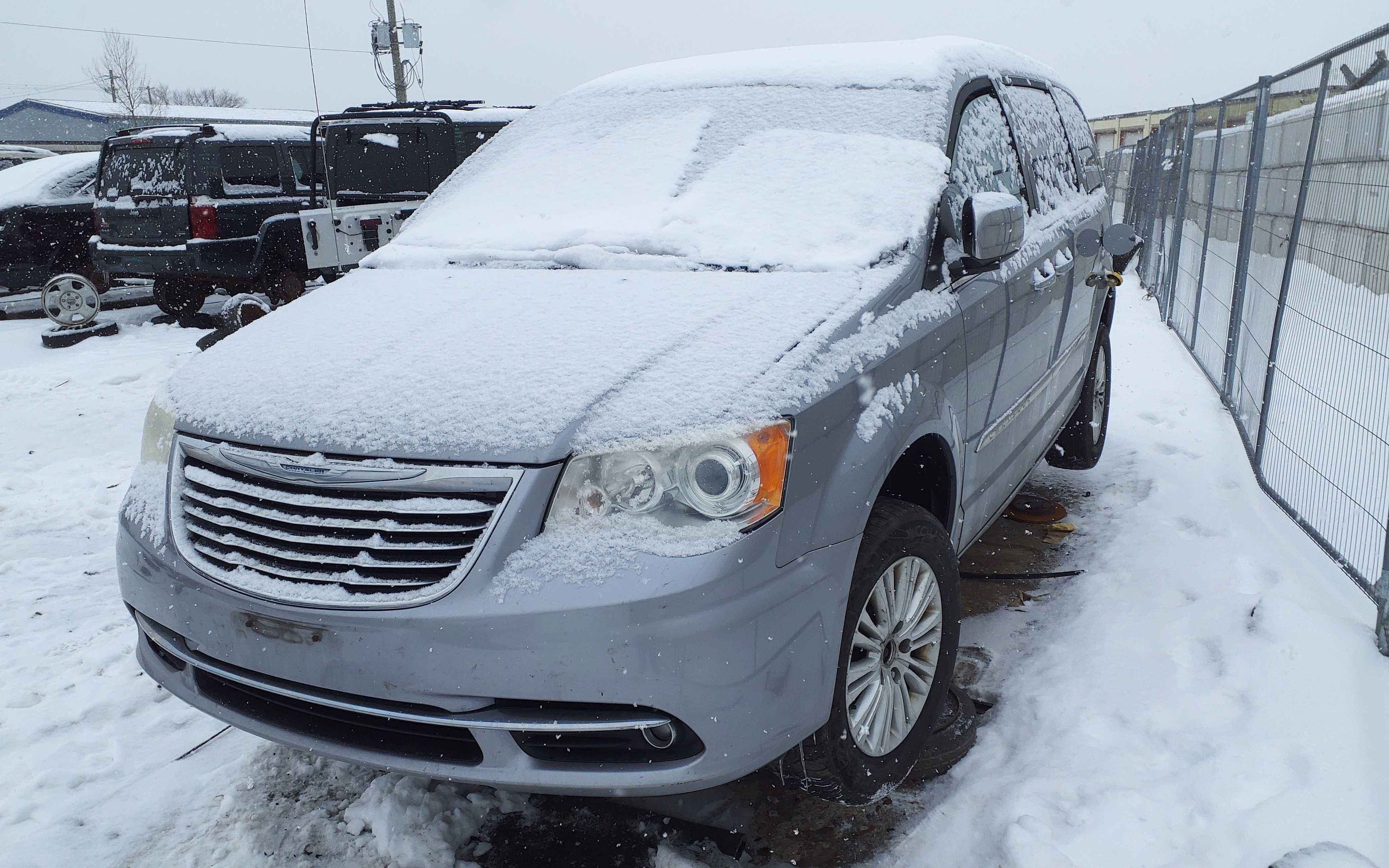 CHRYSLER TOWN &amp; COUNTRY 2013