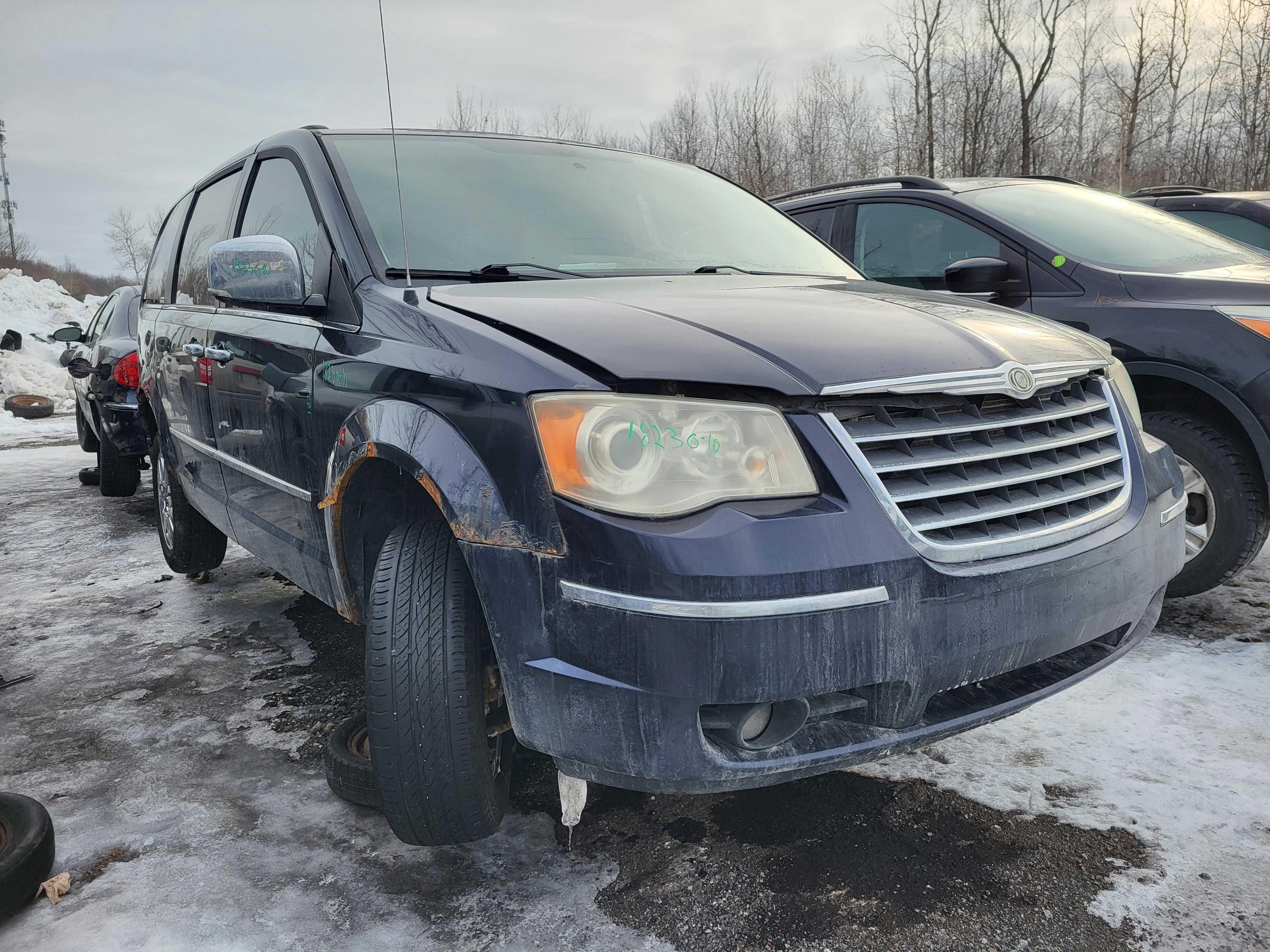 CHRYSLER TOWN &amp; COUNTRY 2010