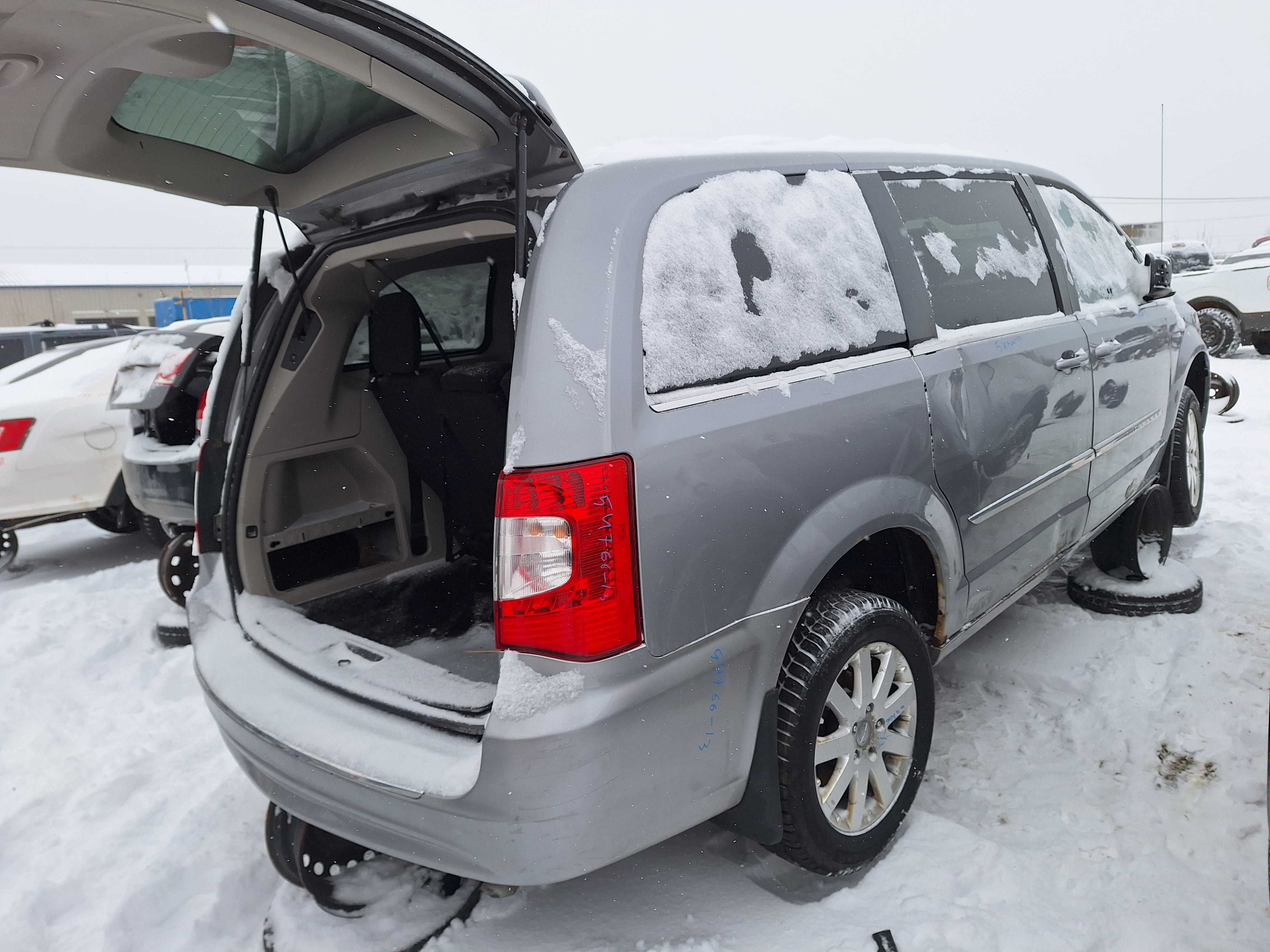 CHRYSLER TOWN &amp; COUNTRY 2013