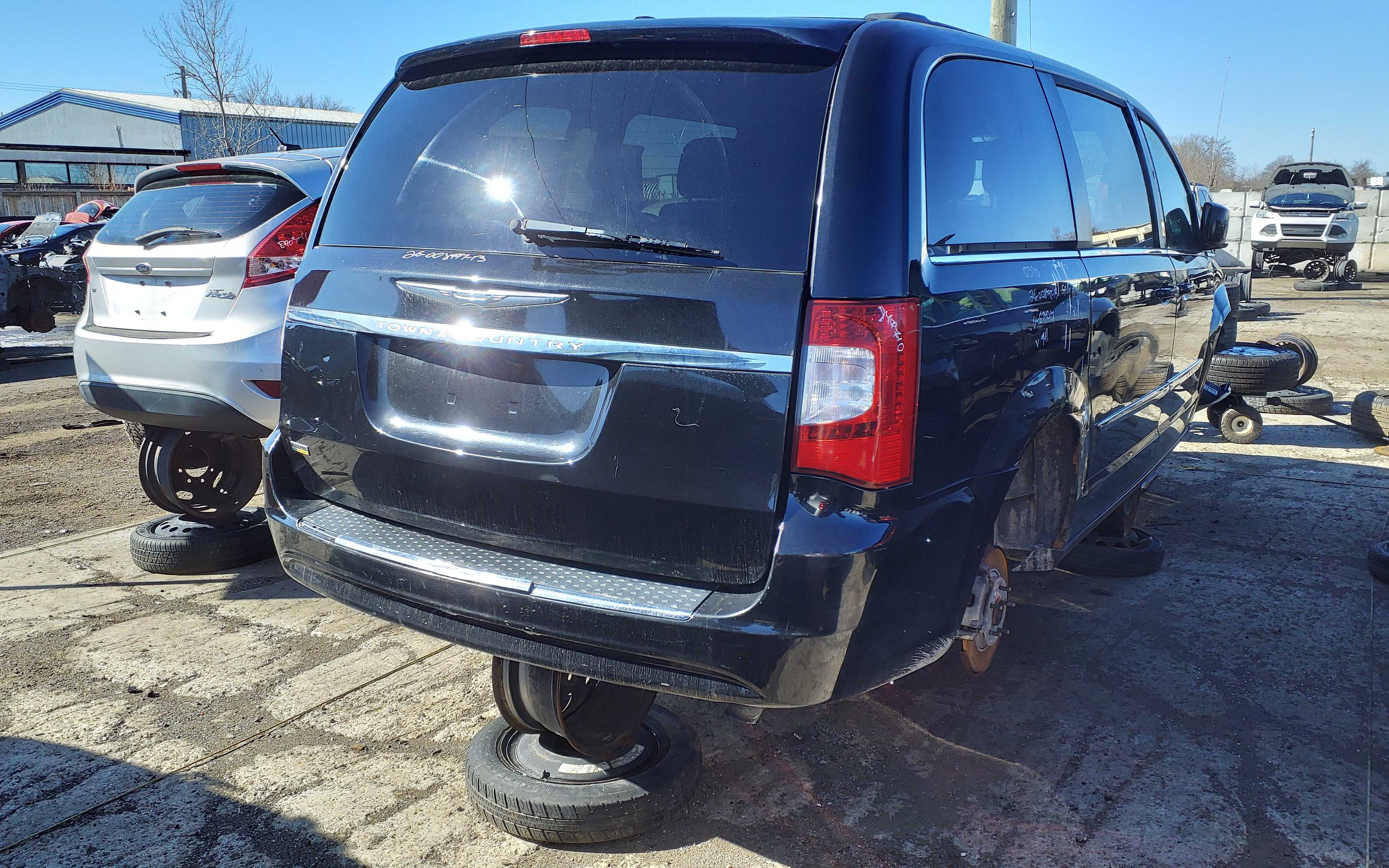 CHRYSLER TOWN &amp; COUNTRY 2013