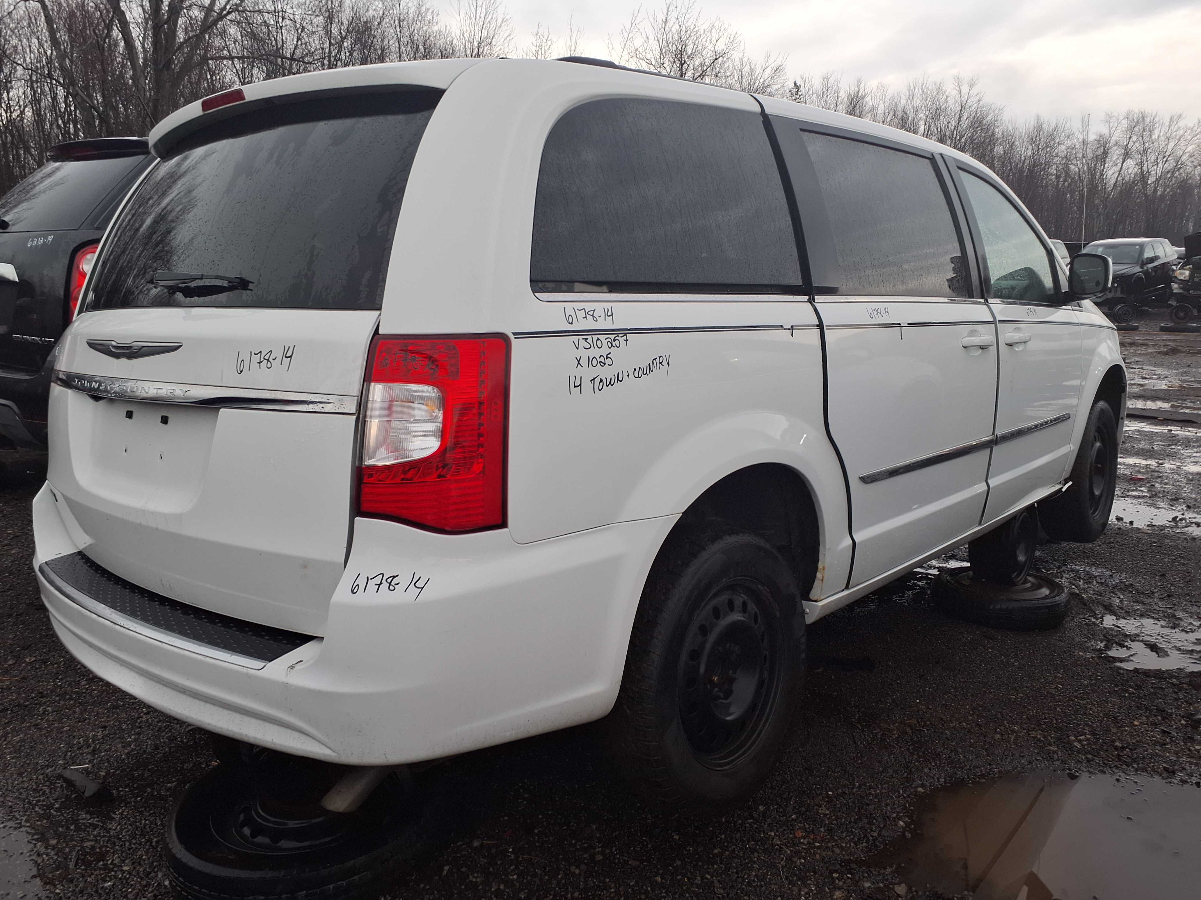 CHRYSLER TOWN &amp; COUNTRY 2014