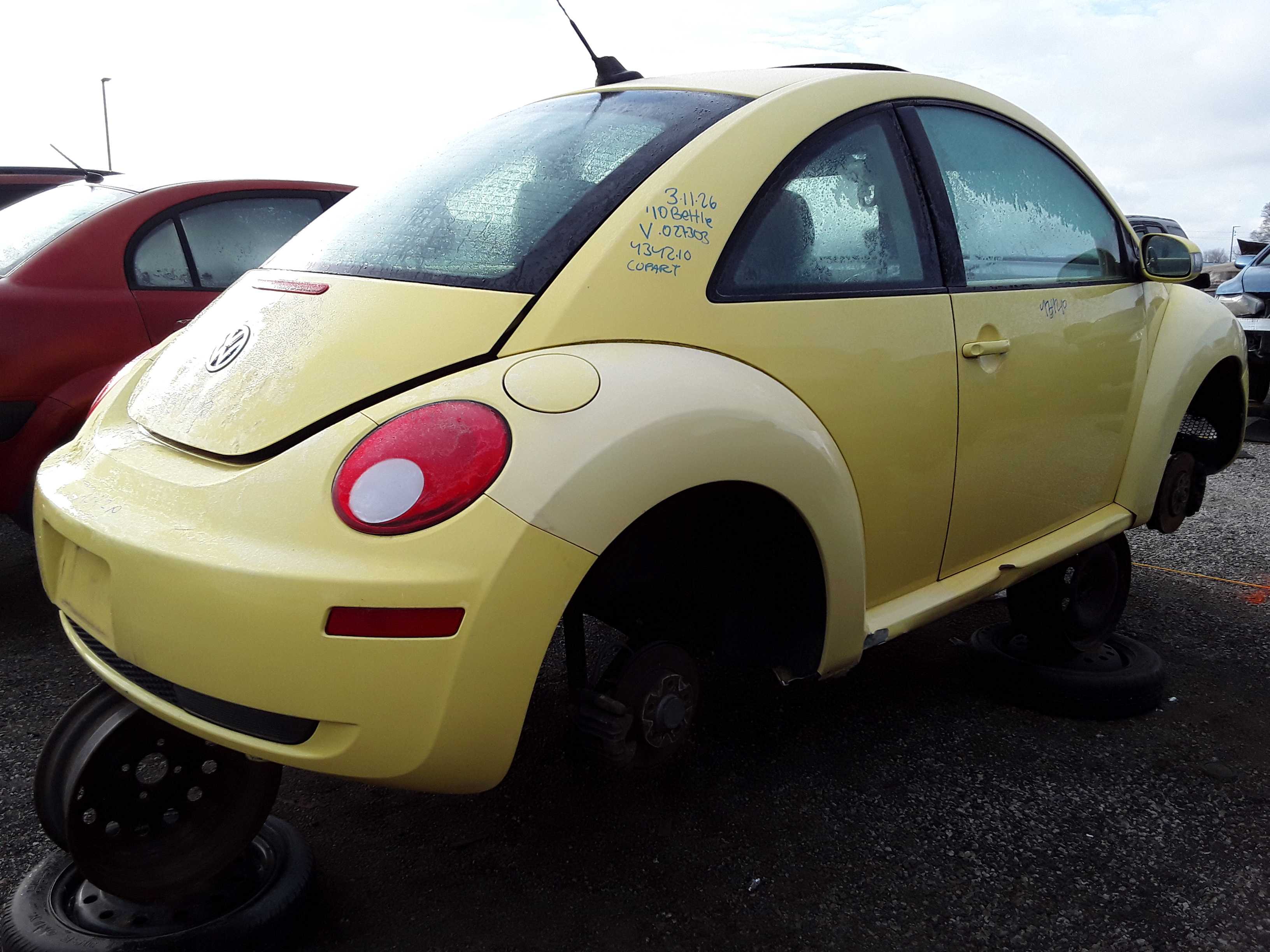 VOLKSWAGEN NEW BEETLE 2010