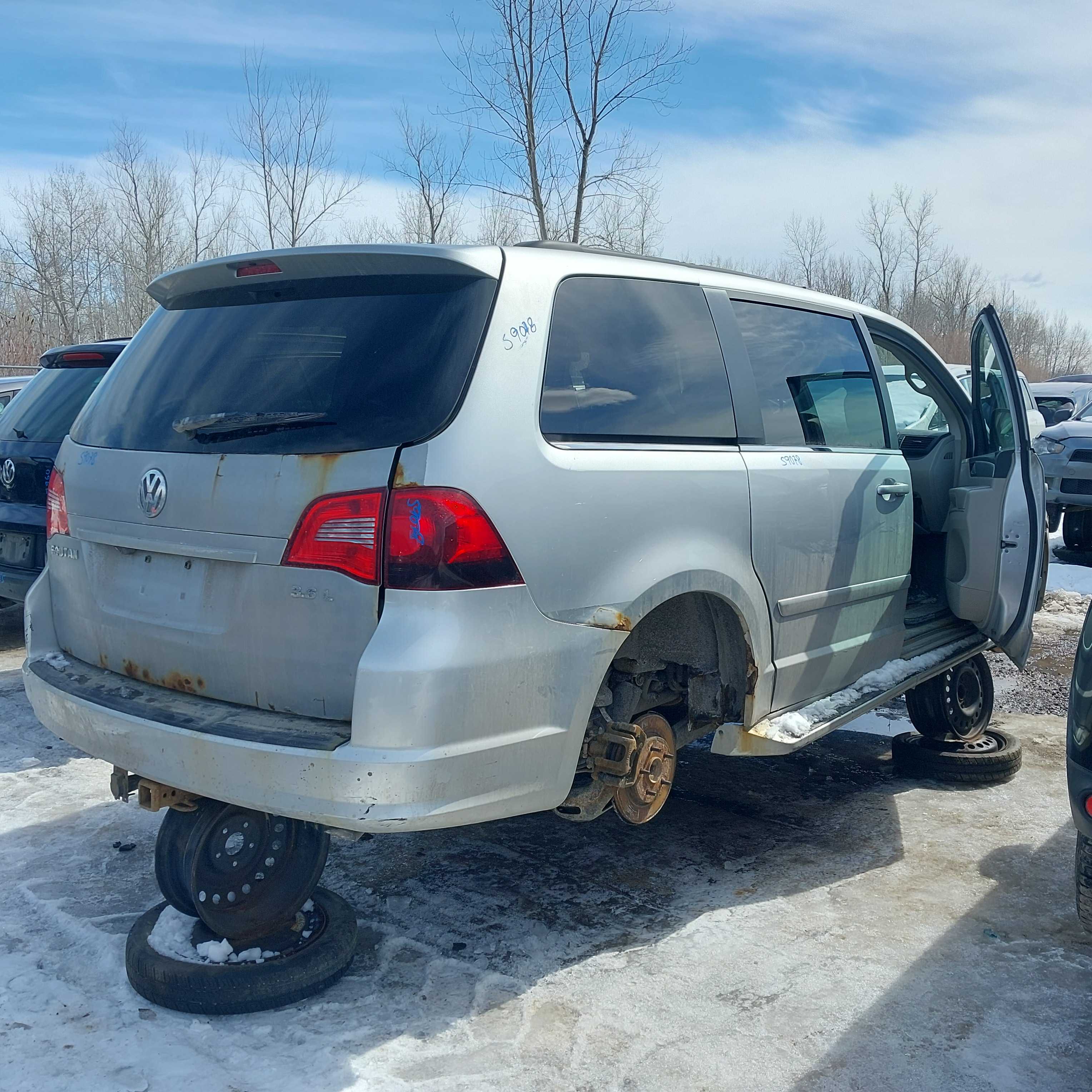 VOLKSWAGEN ROUTAN 2011