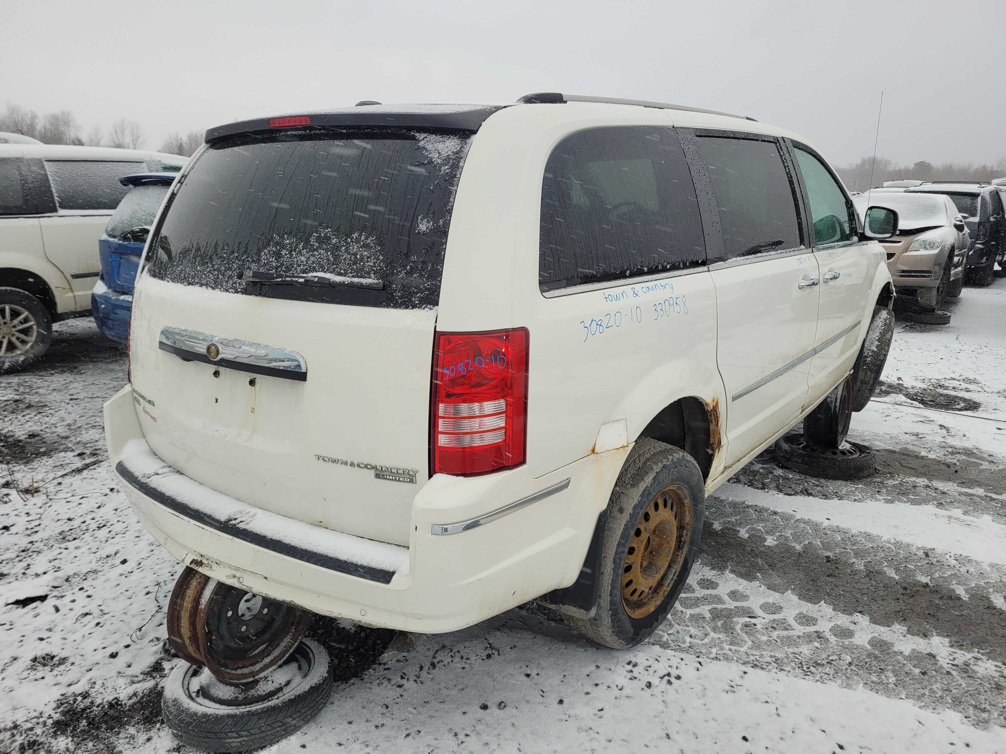 CHRYSLER TOWN &amp; COUNTRY 2010