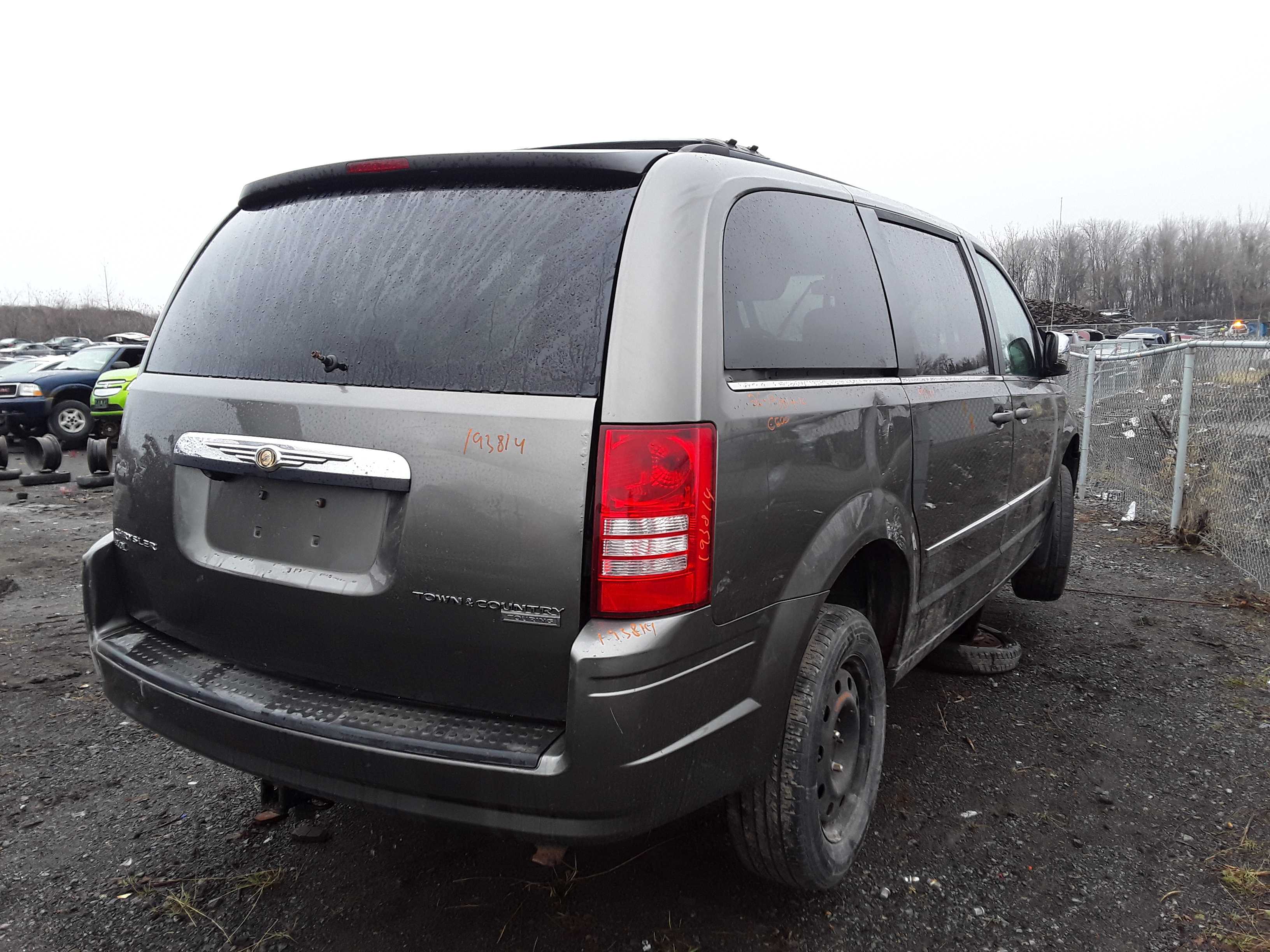 CHRYSLER TOWN &amp; COUNTRY 2010