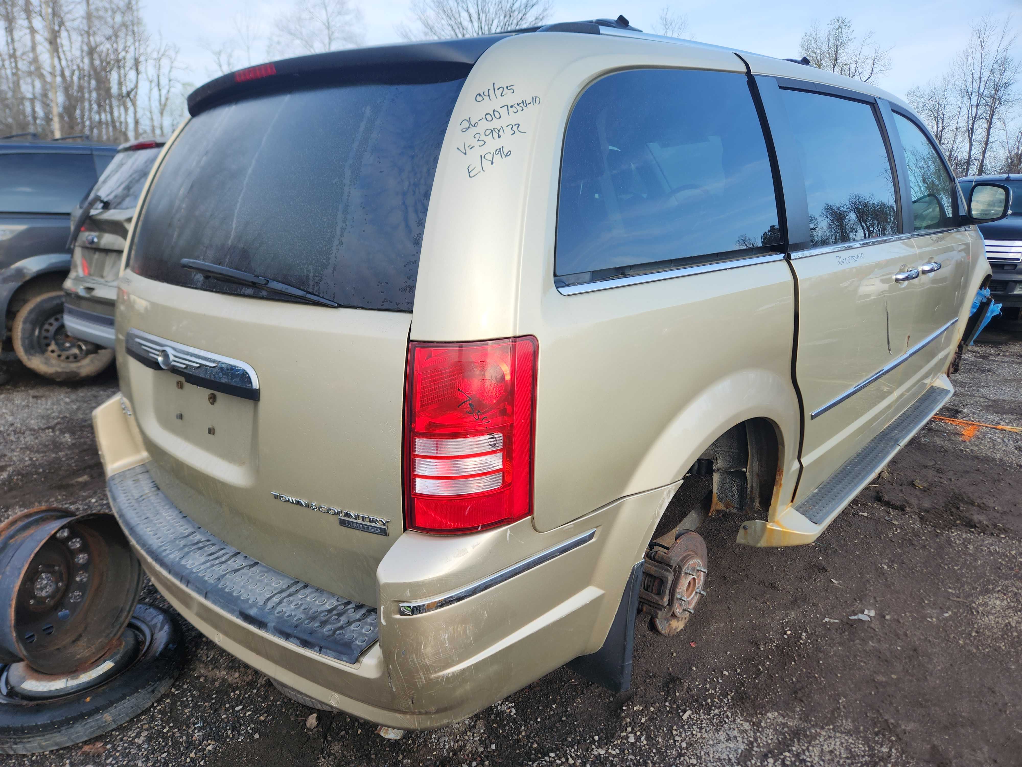 CHRYSLER TOWN &amp; COUNTRY 2010