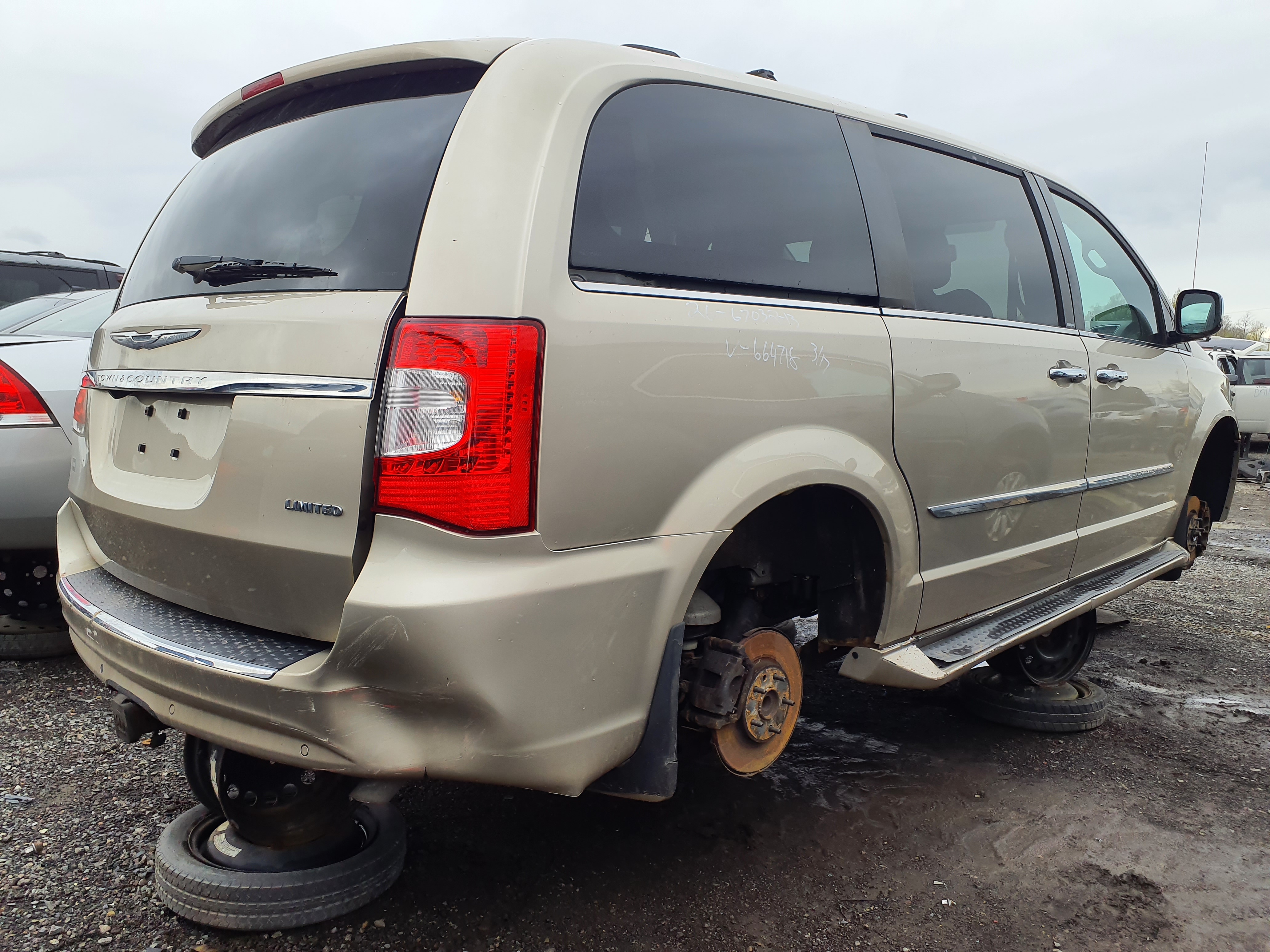 CHRYSLER TOWN &amp; COUNTRY 2013