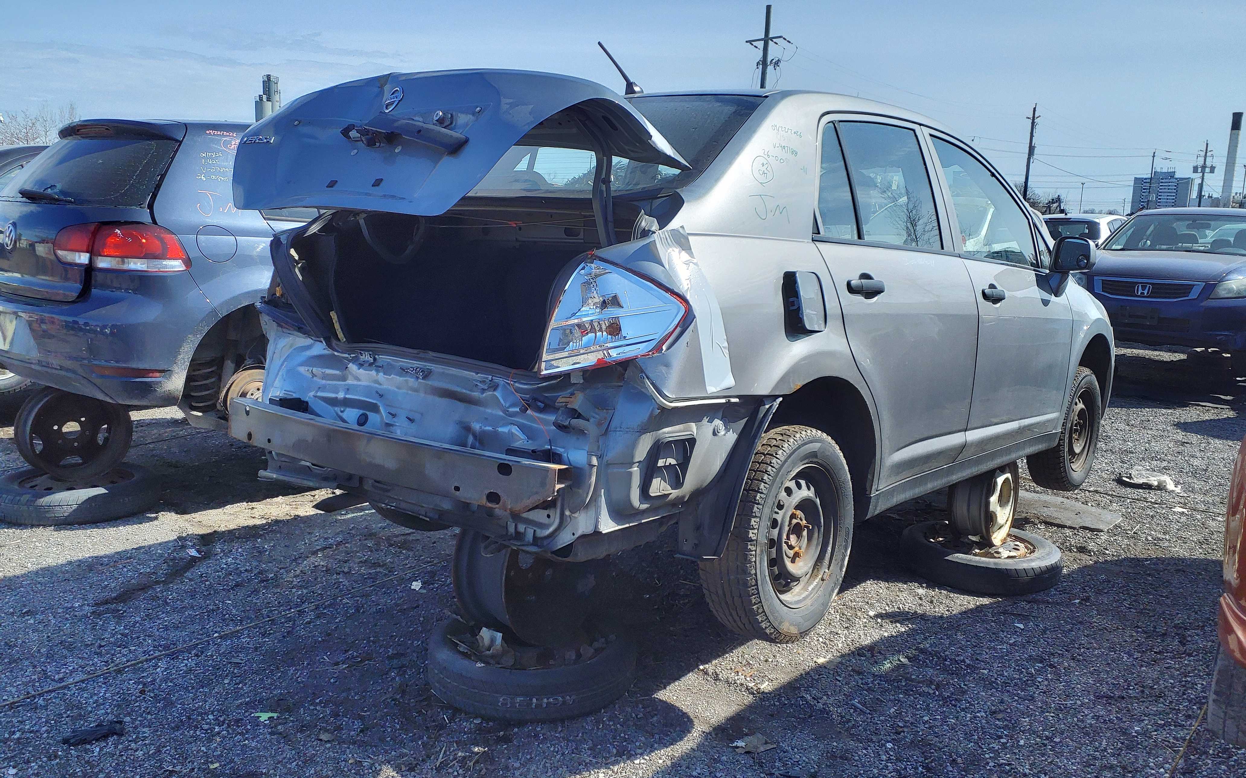 NISSAN VERSA 2011
