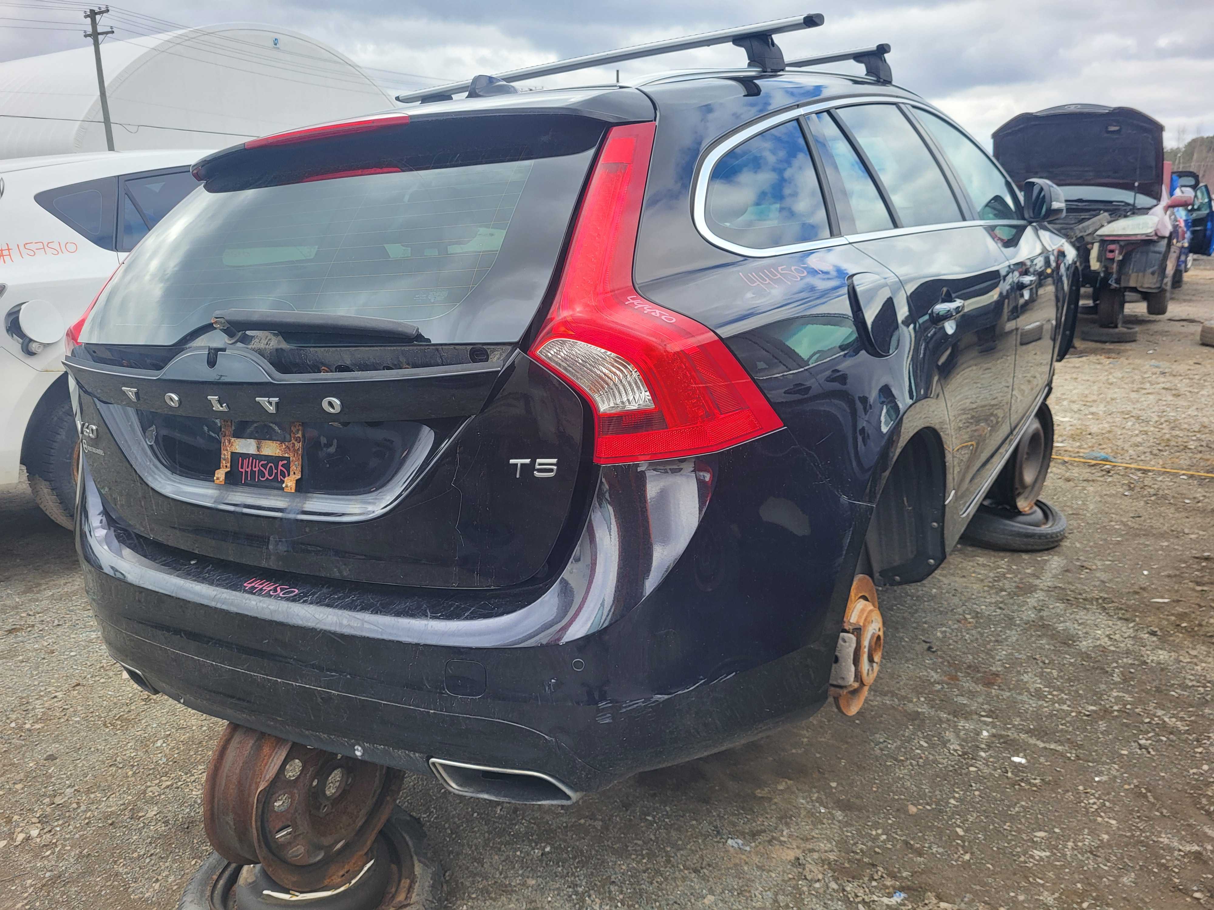 VOLVO V60 2015