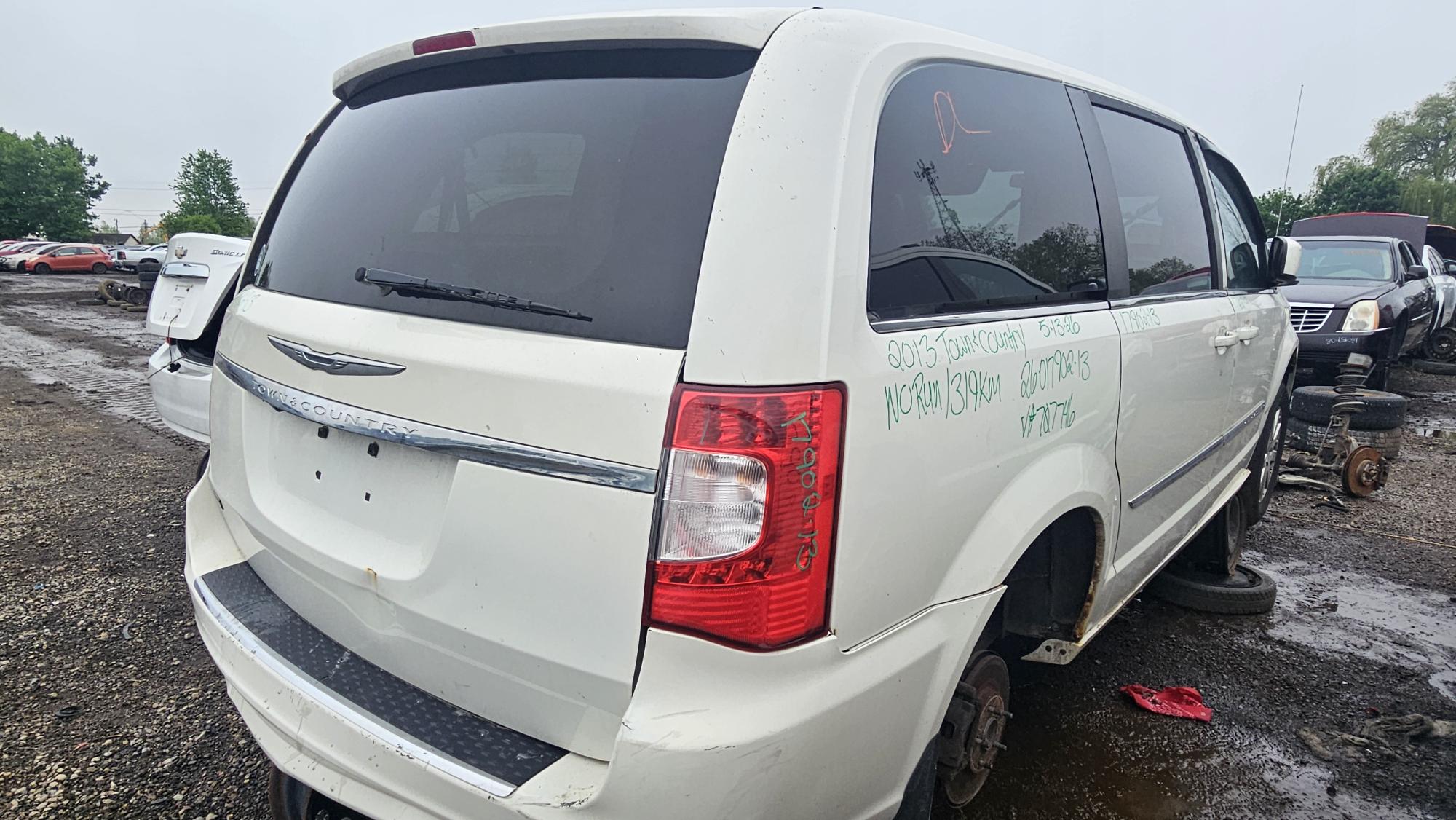 CHRYSLER TOWN &amp; COUNTRY 2013