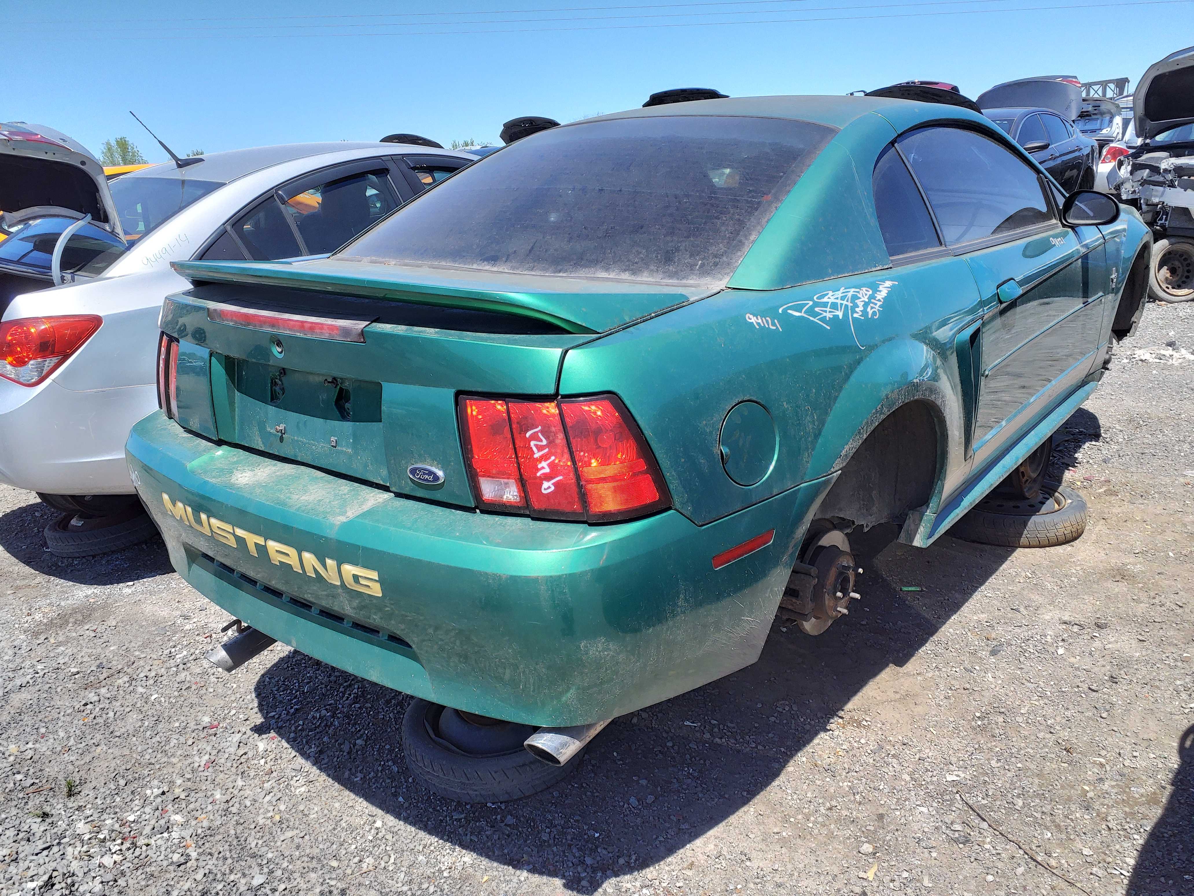 FORD MUSTANG 2000