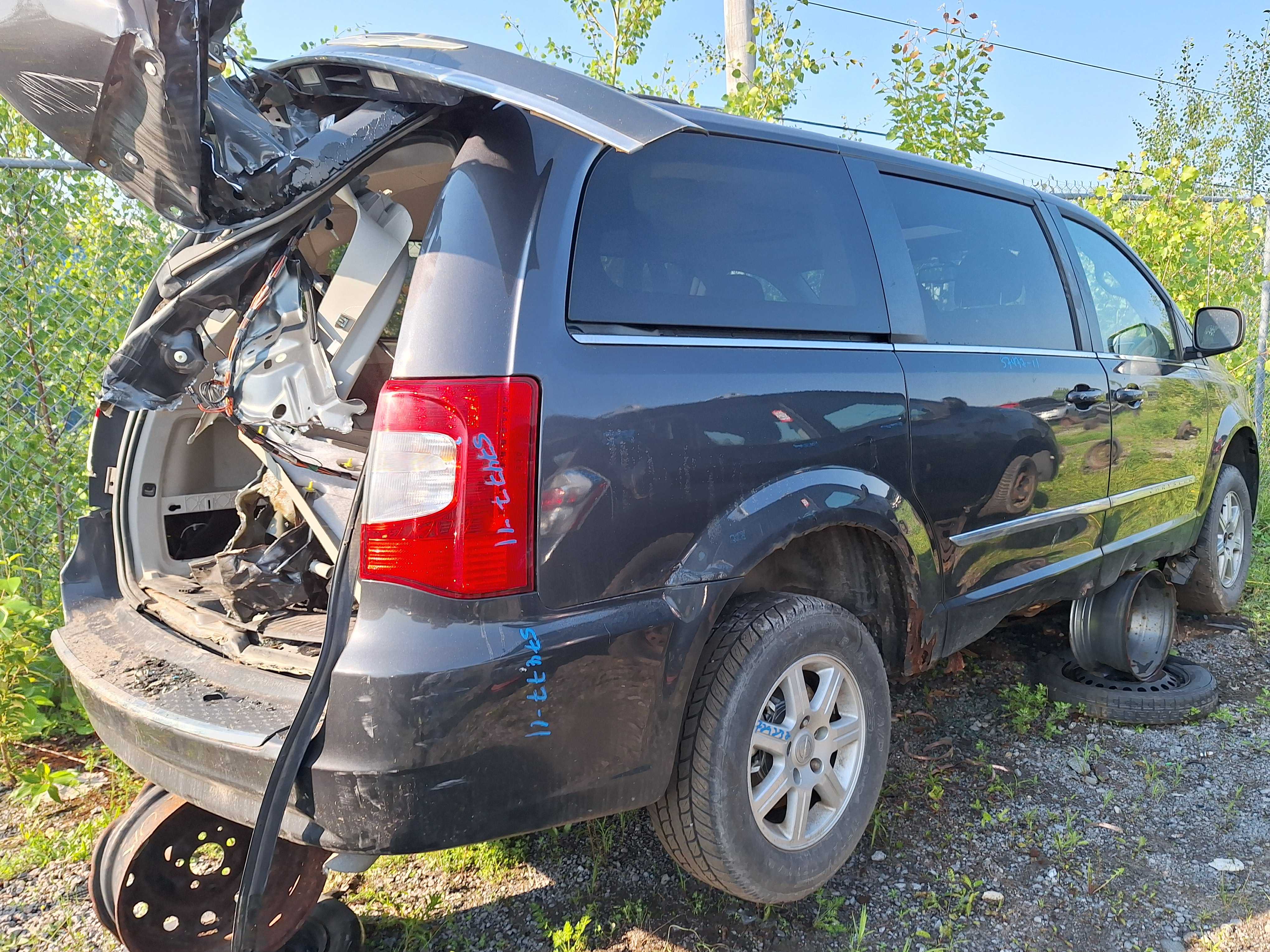 CHRYSLER TOWN &amp; COUNTRY 2011