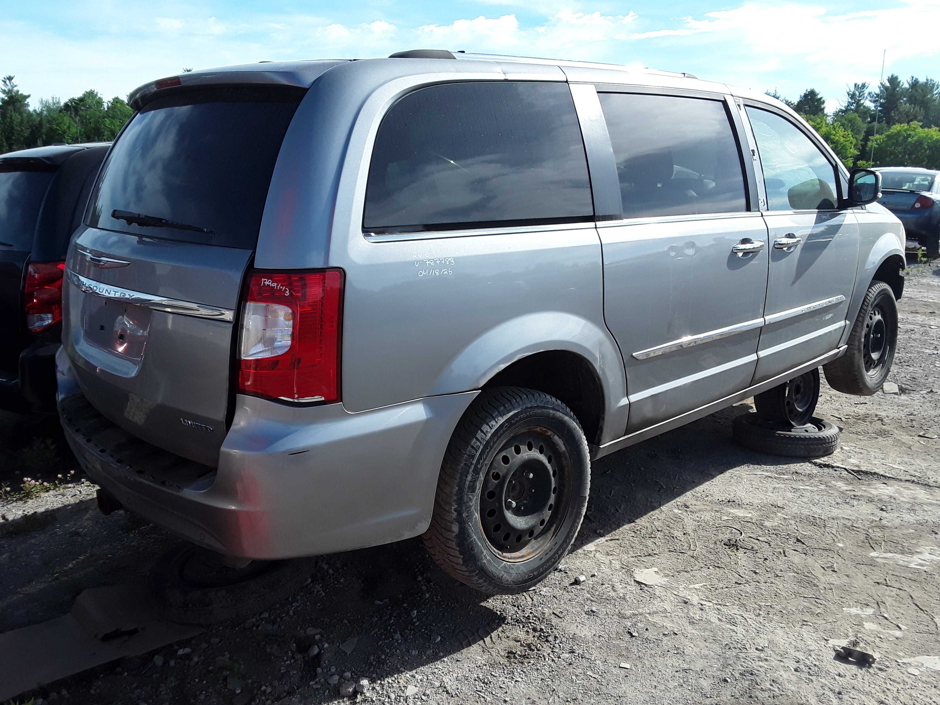 CHRYSLER TOWN &amp; COUNTRY 2013