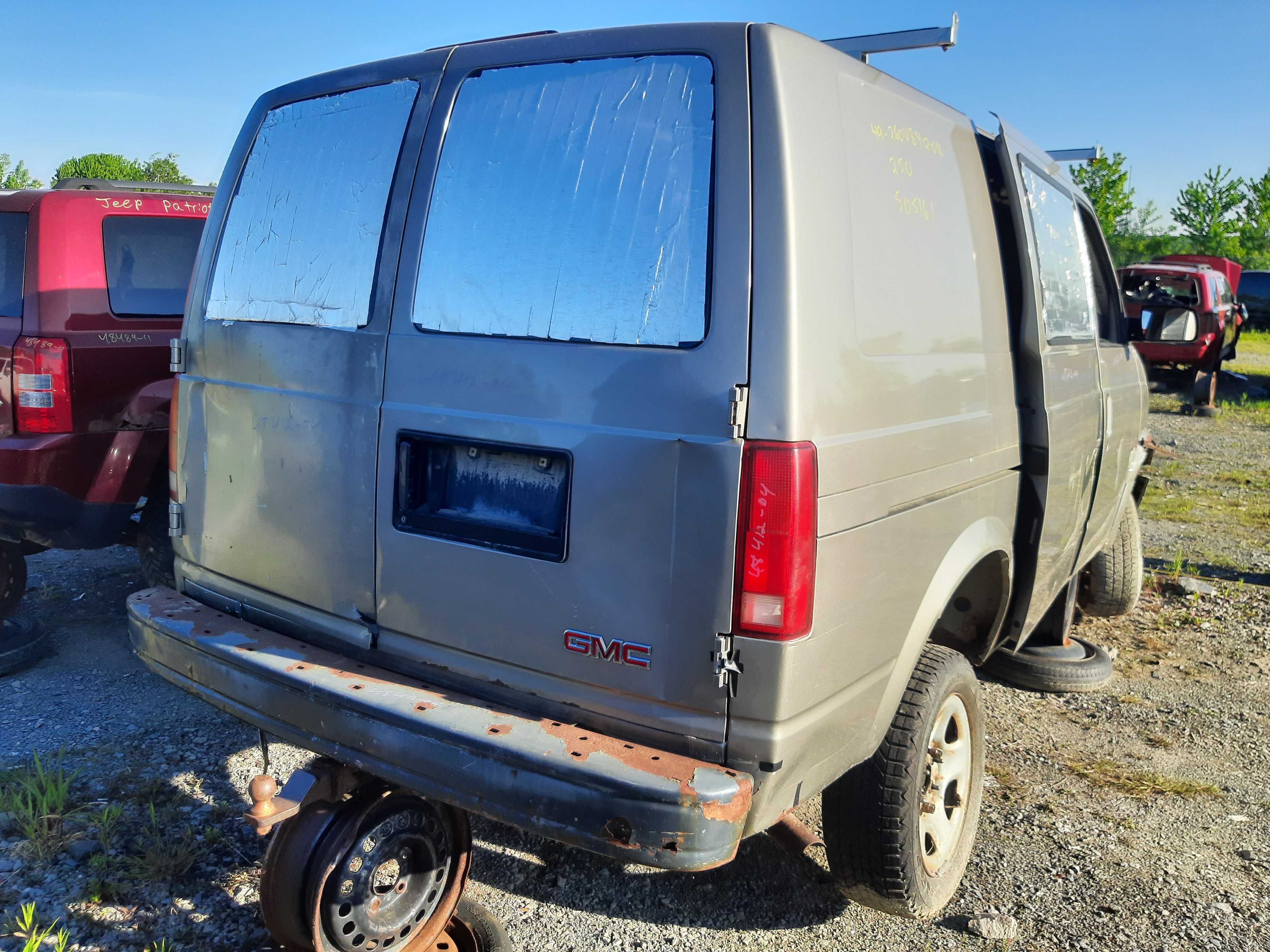 GMC SAFARI 2004
