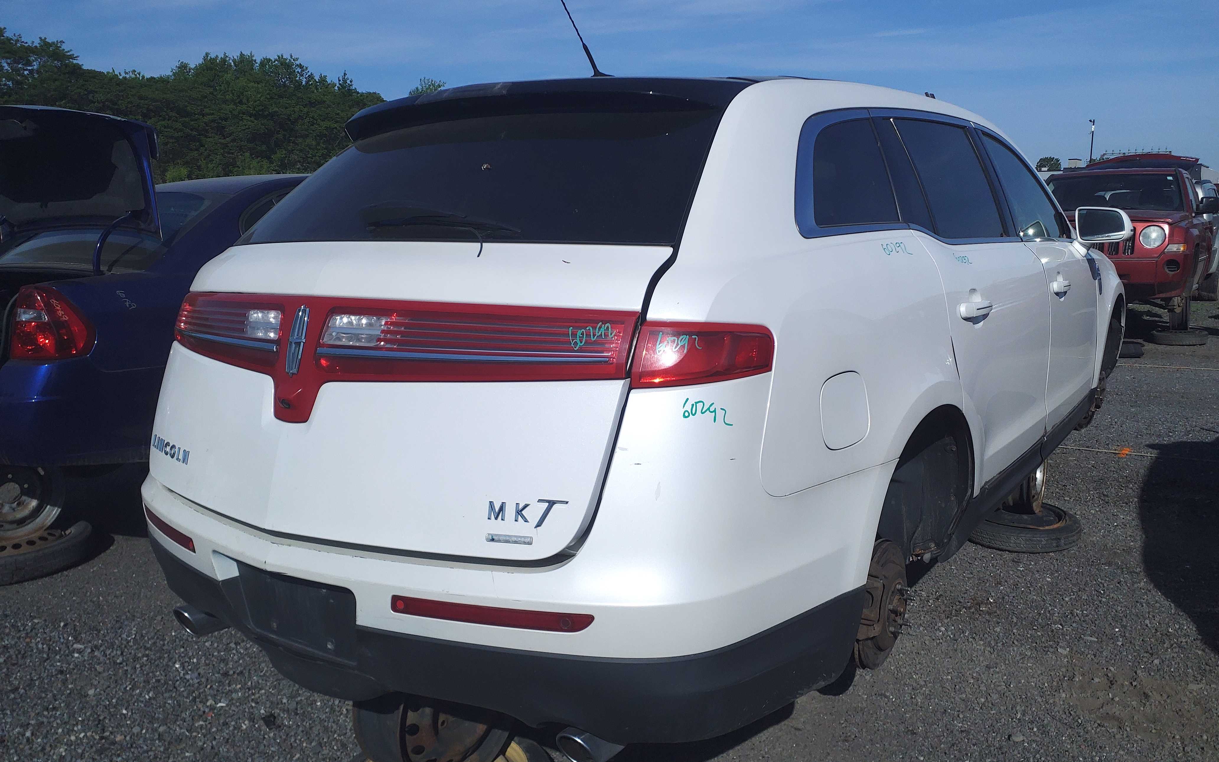 LINCOLN MKT 2011