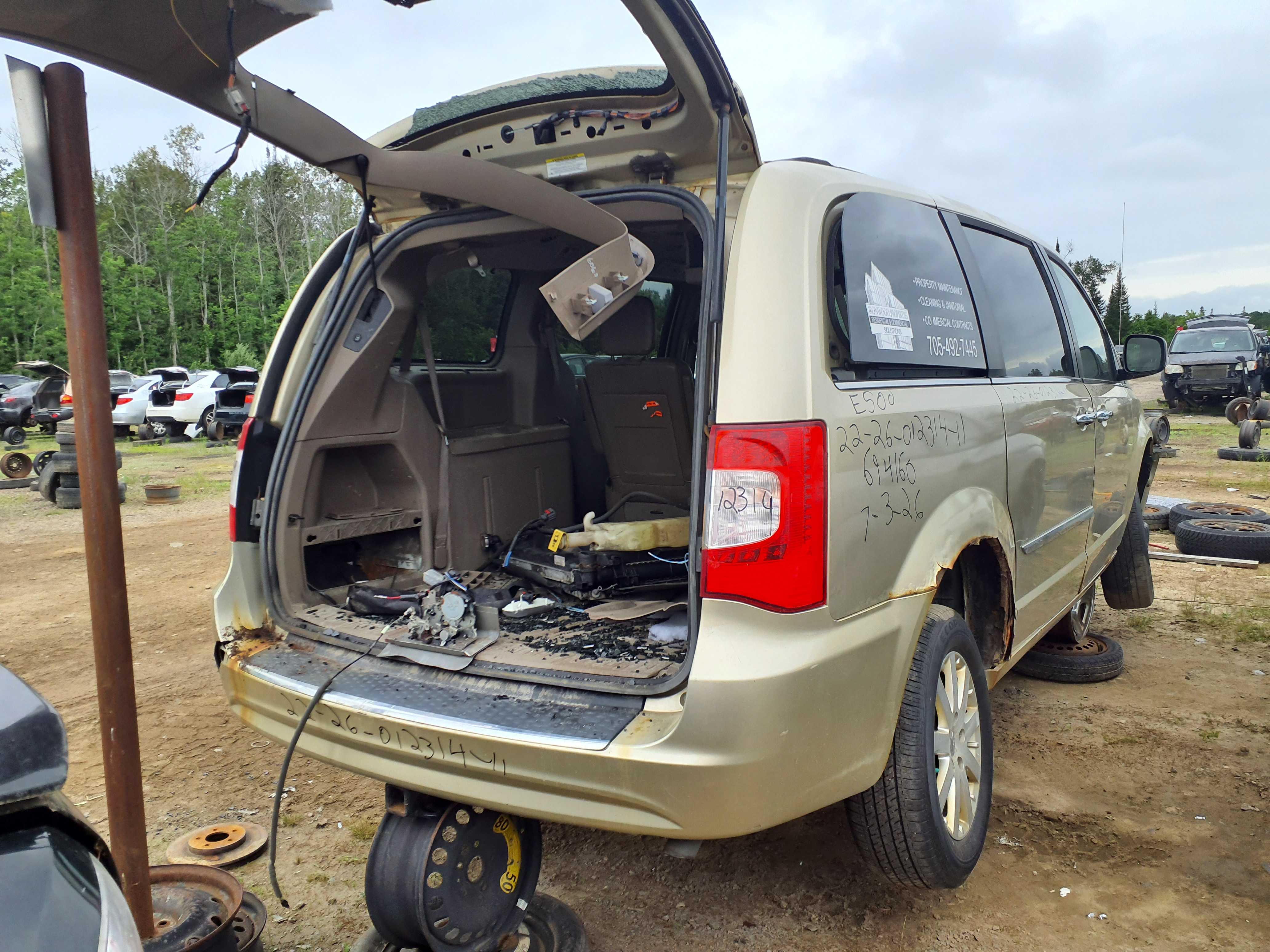 CHRYSLER TOWN &amp; COUNTRY 2011